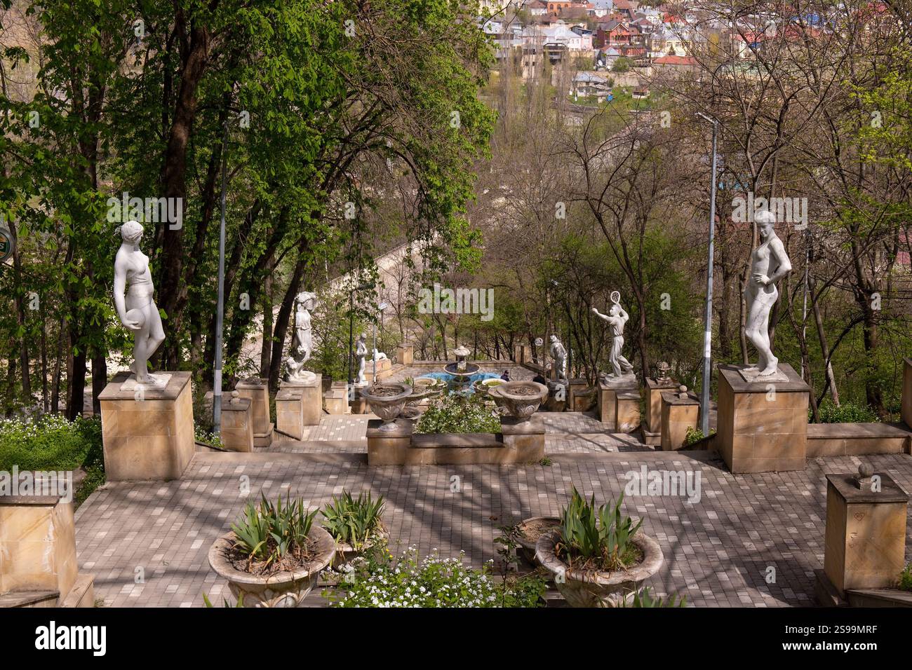 Ville de Guba. Azerbaïdjan. 06.28.2023. Escalier avec sculptures menant à la rivière dans le parc Nizami. Banque D'Images