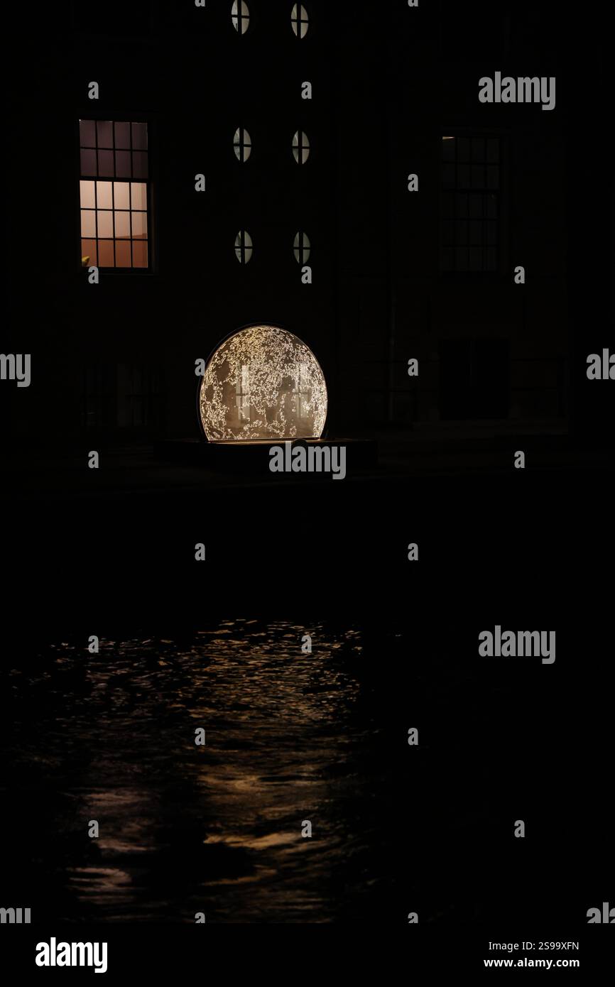 Œuvre Mirror Moon par Arnout Meijer au Festival de la lumière d'Amsterdam 2024-2025, le long d'un canal à Amsterdam, pays-Bas Banque D'Images