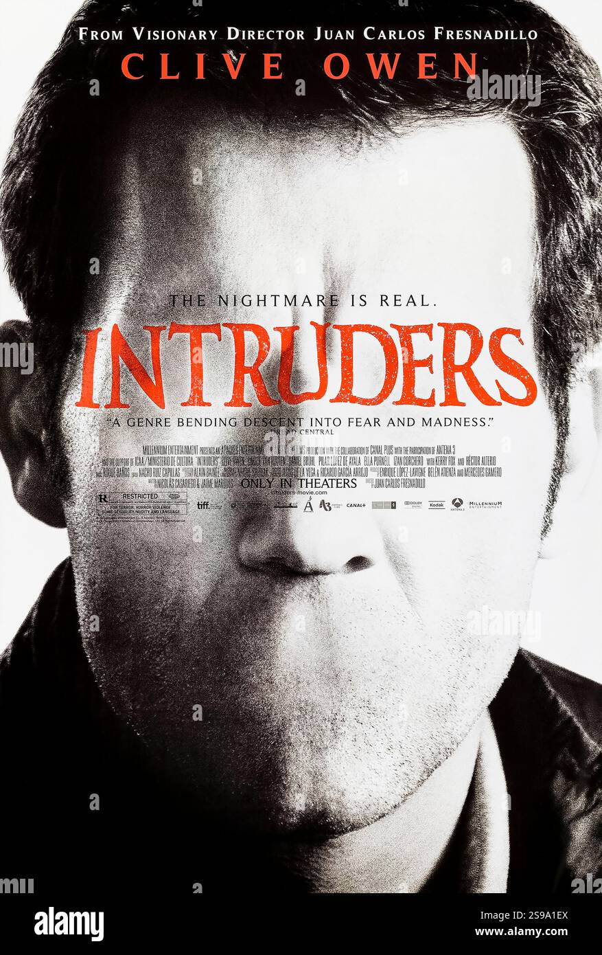 Intrus (2011) réalisé par Juan Carlos Fresnadillo avec Clive Owen, Carice van Houten et Daniel Brühl. Un film d'horreur psychologique sur deux enfants vivant dans des pays différents qui sont visités par un mystérieux intrus dans leur chambre la nuit, amenant leurs parents à affronter leur propre passé sombre. Photographie d'une affiche américaine originale de 2011 À USAGE ÉDITORIAL EXCLUSIF. Crédit : BFA / Millennium Entertainment Banque D'Images