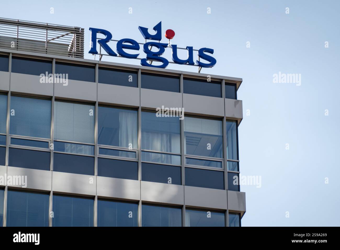 OSTRAVA, TCHÉQUIE - 28 SEPTEMBRE 2023 : bannière de la société Regus proposant des bureaux virtuels sur des bâtiments modernes Banque D'Images