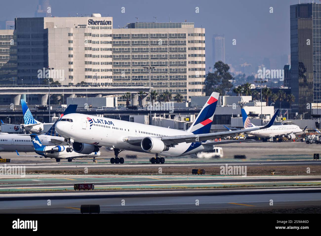 Aéroport international de Los Angeles Aéroport 1-18-2025 Inglewood, CA USA LATAM Airlines Boeing 767-300ER CC-CXF départ de 25R à l'aéroport international de Los Angeles Banque D'Images