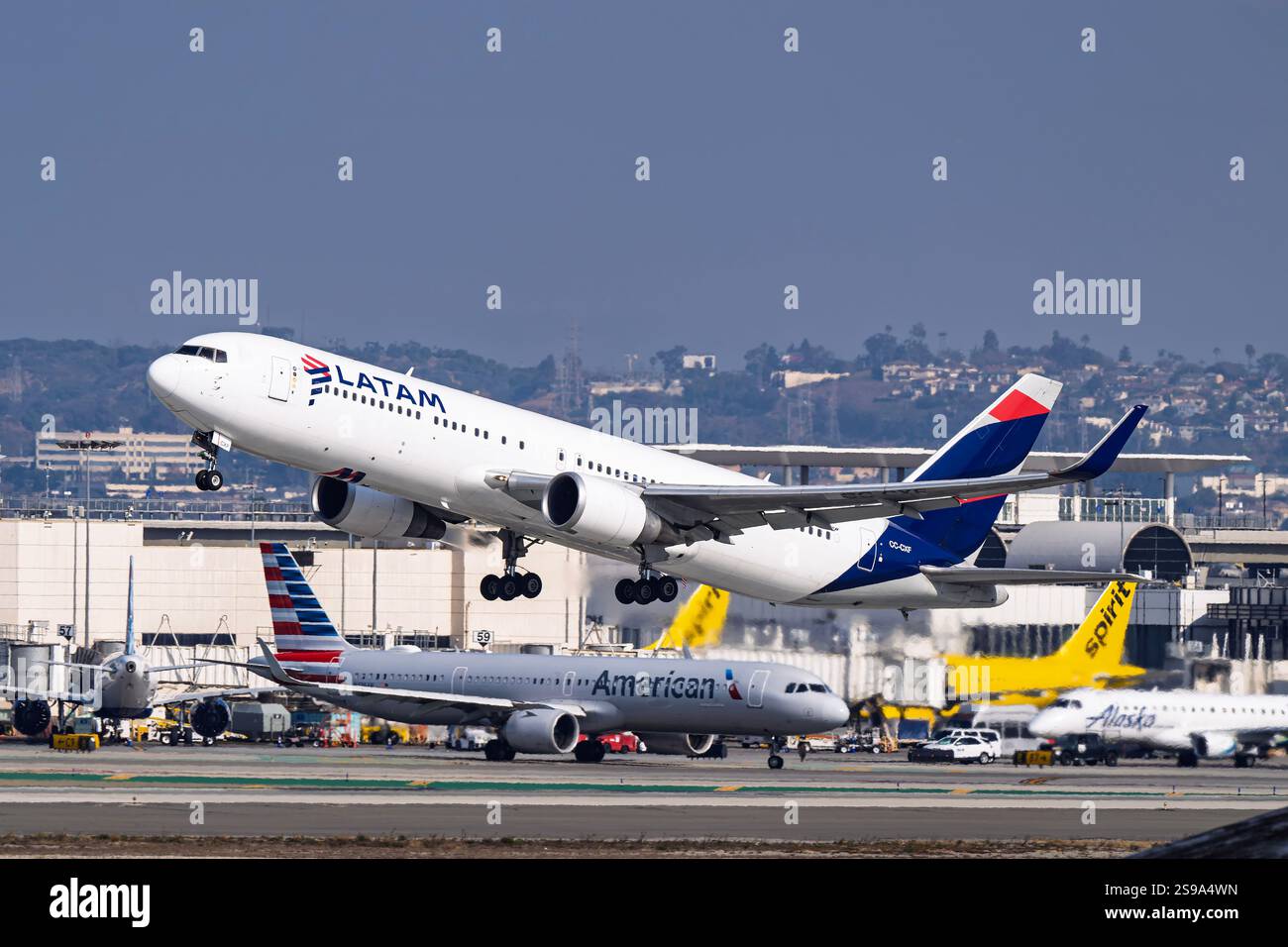 Aéroport international de Los Angeles Aéroport 1-18-2025 Inglewood, CA USA LATAM Airlines Boeing 767-300ER CC-CXF départ de 25R à l'aéroport international de Los Angeles Banque D'Images