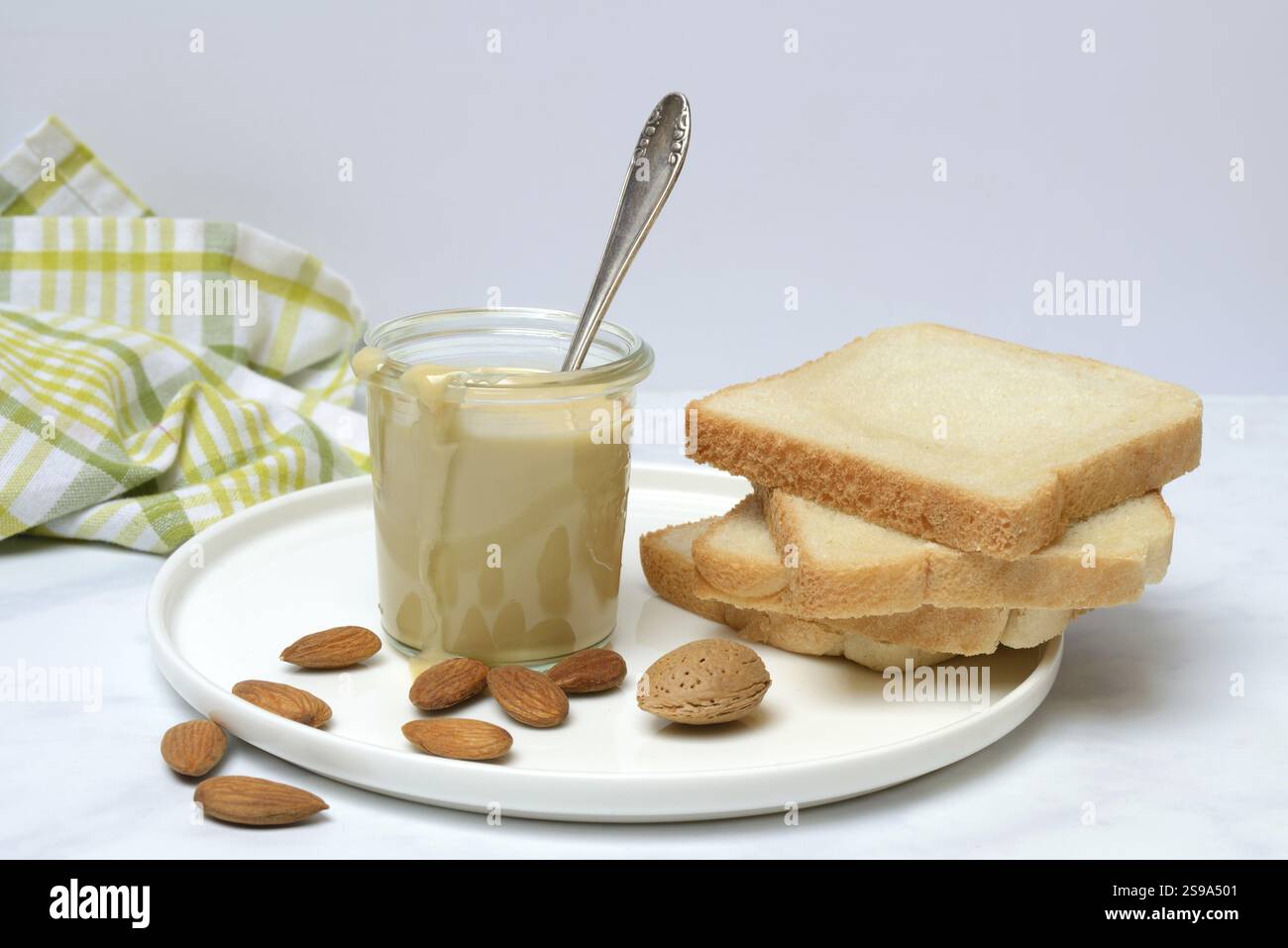 Crème d'amande dans un pot et griller Banque D'Images
