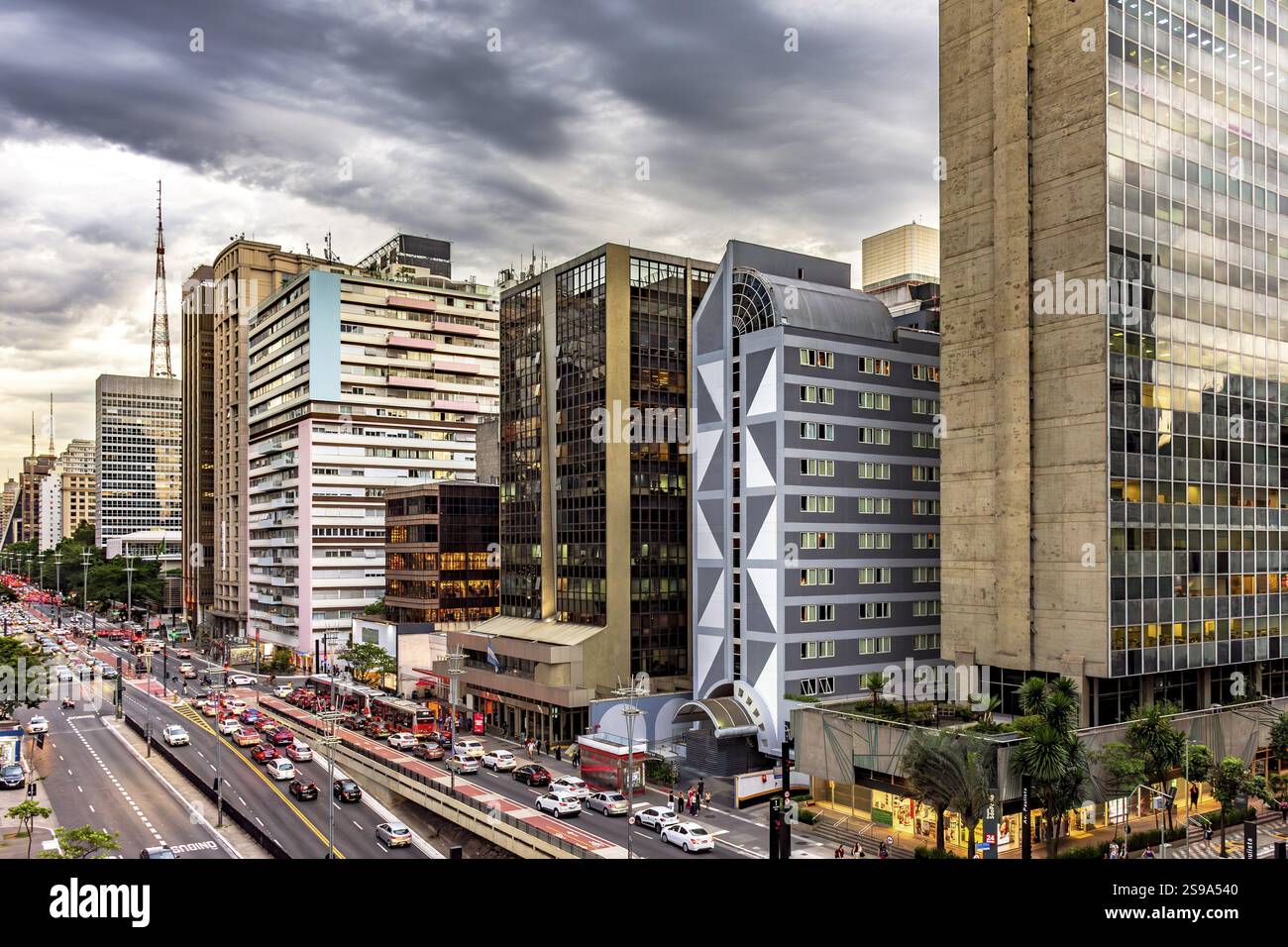 Circulation automobile entre les bâtiments sur l'avenue Paulista à Sao Paulo, Sao Paulo, Sao Paulo, Brésil, Amérique du Sud Banque D'Images Circulation automobile entre les bâtiments sur l'avenue Paulista à Sao Paulo, Sao Paulo, Sao Paulo, Brésil, Amérique du Sud Banque D'Images