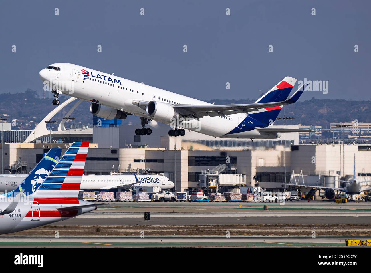 Aéroport international de Los Angeles Aéroport 1-18-2025 Inglewood, CA USA LATAM Airlines Boeing 767-300ER CC-CXF départ de 25R à l'aéroport international de Los Angeles Banque D'Images