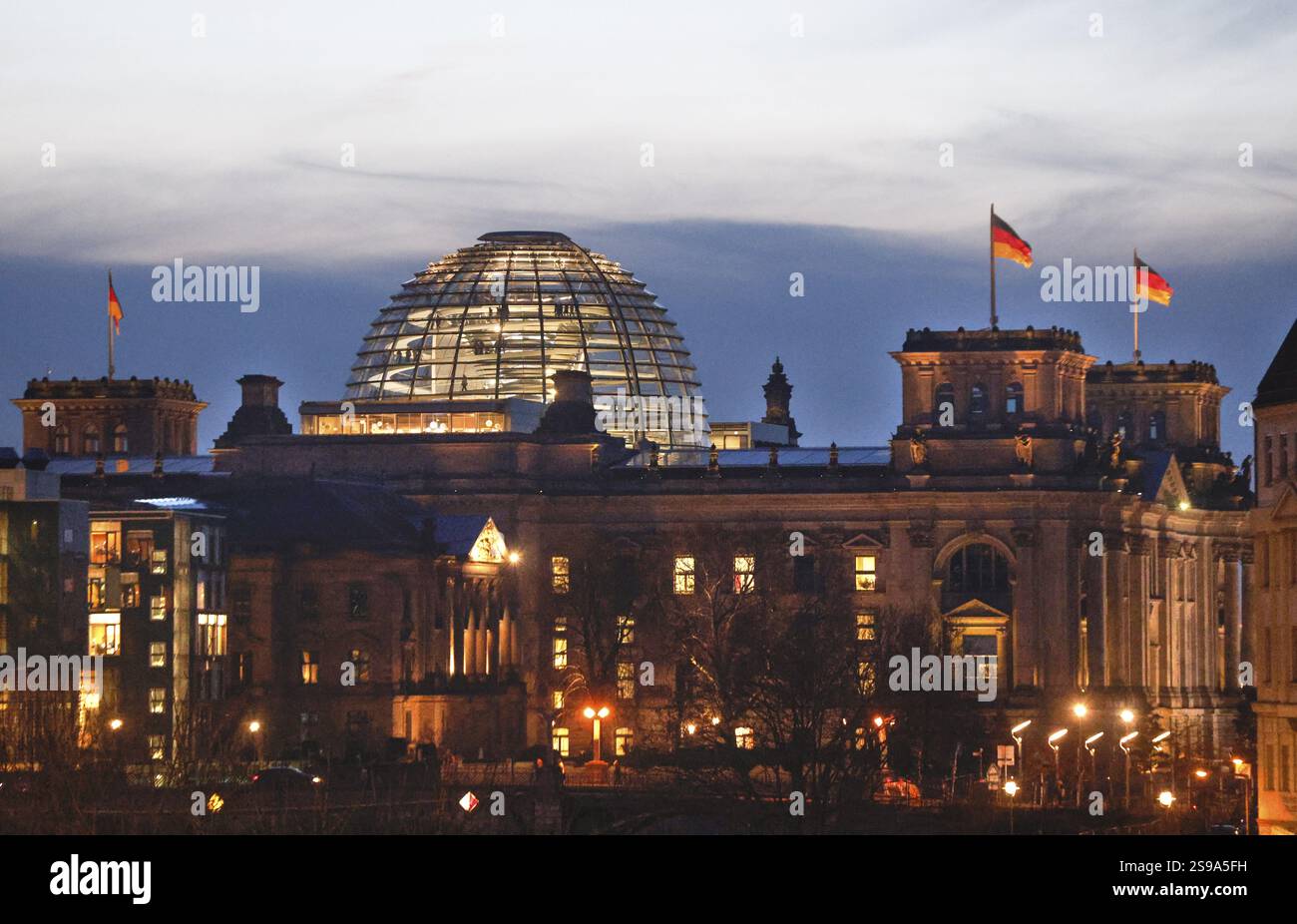 Reichstag, bâtiment, ambiance du soir, drapeaux, ciel, drapeaux allemands, Kuippel, capitale, architecture, nuages, parlement, Spree, long métrage, image symbolique, Berli Banque D'Images