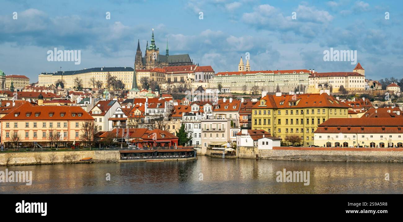 Vue panoramique du château de Prague avec la rivière Vltava, Praha, République tchèque Banque D'Images