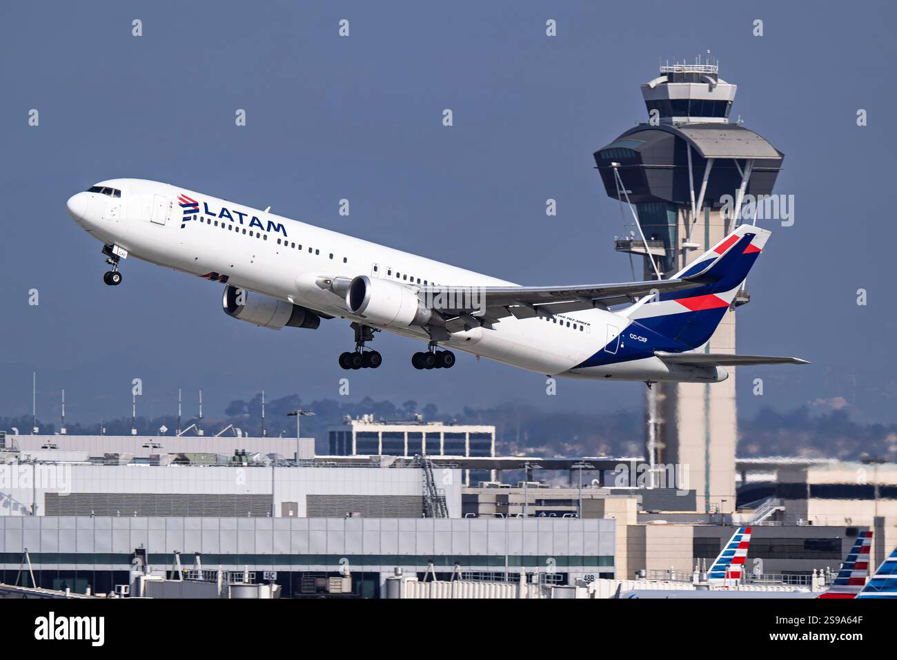 Aéroport international de Los Angeles Aéroport 1-18-2025 Inglewood, CA USA LATAM Airlines Boeing 767-300ER CC-CXF départ de 25R à l'aéroport international de Los Angeles Banque D'Images