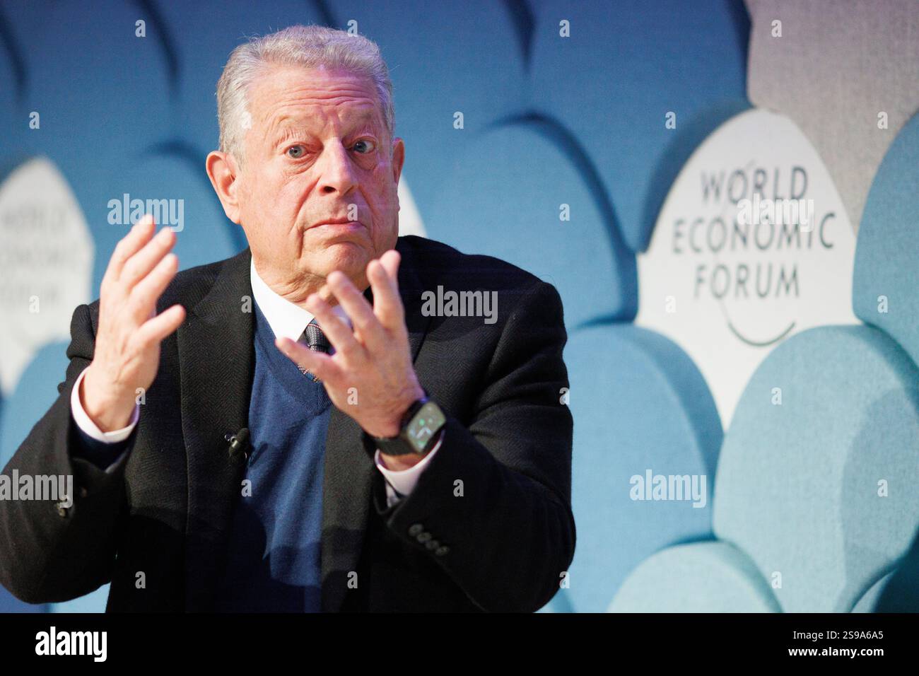 Davos, Suisse. 23 janvier 2025. L'ancien vice-président américain Al Gore prend la parole lors du panel « Nouveau trilemme - climat, développement et classe moyenne » lors du Forum économique mondial annuel à Davos. Le WEF - Forum économique mondial, fondé par Klaus Schwab en 1971, tient sa réunion annuelle à Davos, en Suisse, réunissant des dirigeants mondiaux pour discuter des questions économiques, sociales et environnementales. Connu pour son influence et son approche des sujets d'actualité, le forum est également critiqué pour son élitisme perçu et ses résultats tangibles limités. Crédit : Orjan Ellingvag/Alamy Live News Banque D'Images