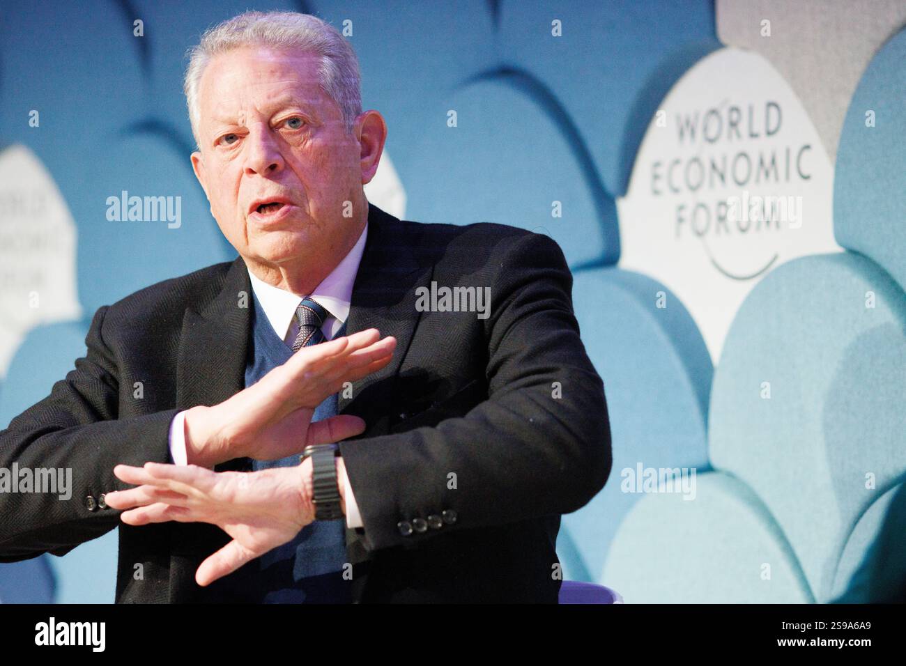 Davos, Suisse. 23 janvier 2025. L'ancien vice-président américain Al Gore prend la parole lors du panel « Nouveau trilemme - climat, développement et classe moyenne » lors du Forum économique mondial annuel à Davos. Le WEF - Forum économique mondial, fondé par Klaus Schwab en 1971, tient sa réunion annuelle à Davos, en Suisse, réunissant des dirigeants mondiaux pour discuter des questions économiques, sociales et environnementales. Connu pour son influence et son approche des sujets d'actualité, le forum est également critiqué pour son élitisme perçu et ses résultats tangibles limités. Crédit : Orjan Ellingvag/Alamy Live News Banque D'Images