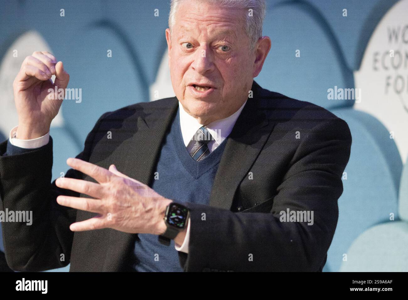 Davos, Suisse. 23 janvier 2025. L'ancien vice-président américain Al Gore prend la parole lors du panel « Nouveau trilemme - climat, développement et classe moyenne » lors du Forum économique mondial annuel à Davos. Le WEF - Forum économique mondial, fondé par Klaus Schwab en 1971, tient sa réunion annuelle à Davos, en Suisse, réunissant des dirigeants mondiaux pour discuter des questions économiques, sociales et environnementales. Connu pour son influence et son approche des sujets d'actualité, le forum est également critiqué pour son élitisme perçu et ses résultats tangibles limités. Crédit : Orjan Ellingvag/Alamy Live News Banque D'Images