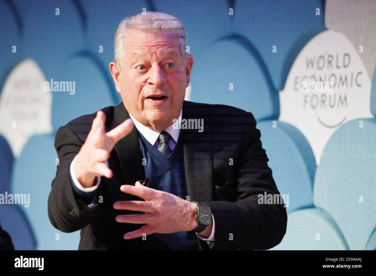 Davos, Suisse. 23 janvier 2025. L'ancien vice-président américain Al Gore prend la parole lors du panel « Nouveau trilemme - climat, développement et classe moyenne » lors du Forum économique mondial annuel à Davos. Le WEF - Forum économique mondial, fondé par Klaus Schwab en 1971, tient sa réunion annuelle à Davos, en Suisse, réunissant des dirigeants mondiaux pour discuter des questions économiques, sociales et environnementales. Connu pour son influence et son approche des sujets d'actualité, le forum est également critiqué pour son élitisme perçu et ses résultats tangibles limités. Crédit : Orjan Ellingvag/Alamy Live News Banque D'Images
