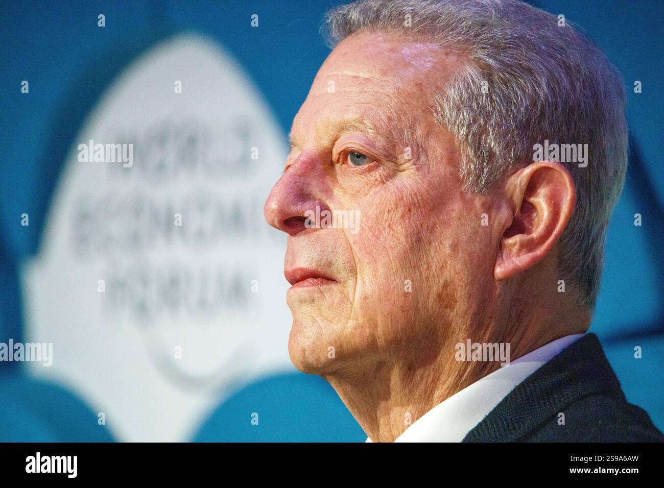 Davos, Suisse. 23 janvier 2025. L'ancien vice-président américain Al Gore prend la parole lors du panel « Nouveau trilemme - climat, développement et classe moyenne » lors du Forum économique mondial annuel à Davos. Le WEF - Forum économique mondial, fondé par Klaus Schwab en 1971, tient sa réunion annuelle à Davos, en Suisse, réunissant des dirigeants mondiaux pour discuter des questions économiques, sociales et environnementales. Connu pour son influence et son approche des sujets d'actualité, le forum est également critiqué pour son élitisme perçu et ses résultats tangibles limités. Crédit : Orjan Ellingvag/Alamy Live News Banque D'Images