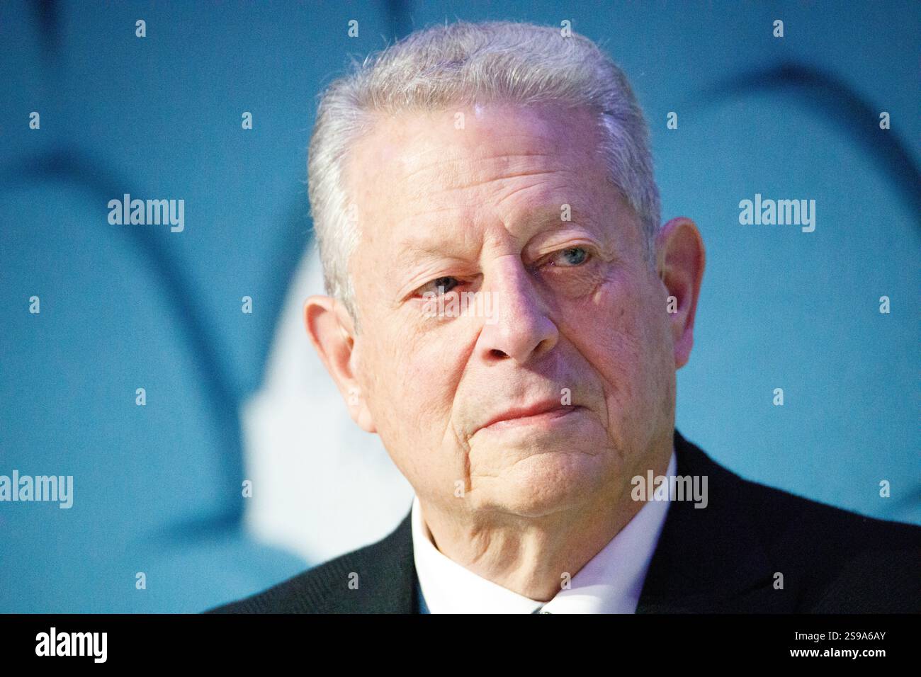 Davos, Suisse. 23 janvier 2025. L'ancien vice-président américain Al Gore prend la parole lors du panel « Nouveau trilemme - climat, développement et classe moyenne » lors du Forum économique mondial annuel à Davos. Le WEF - Forum économique mondial, fondé par Klaus Schwab en 1971, tient sa réunion annuelle à Davos, en Suisse, réunissant des dirigeants mondiaux pour discuter des questions économiques, sociales et environnementales. Connu pour son influence et son approche des sujets d'actualité, le forum est également critiqué pour son élitisme perçu et ses résultats tangibles limités. Crédit : Orjan Ellingvag/Alamy Live News Banque D'Images