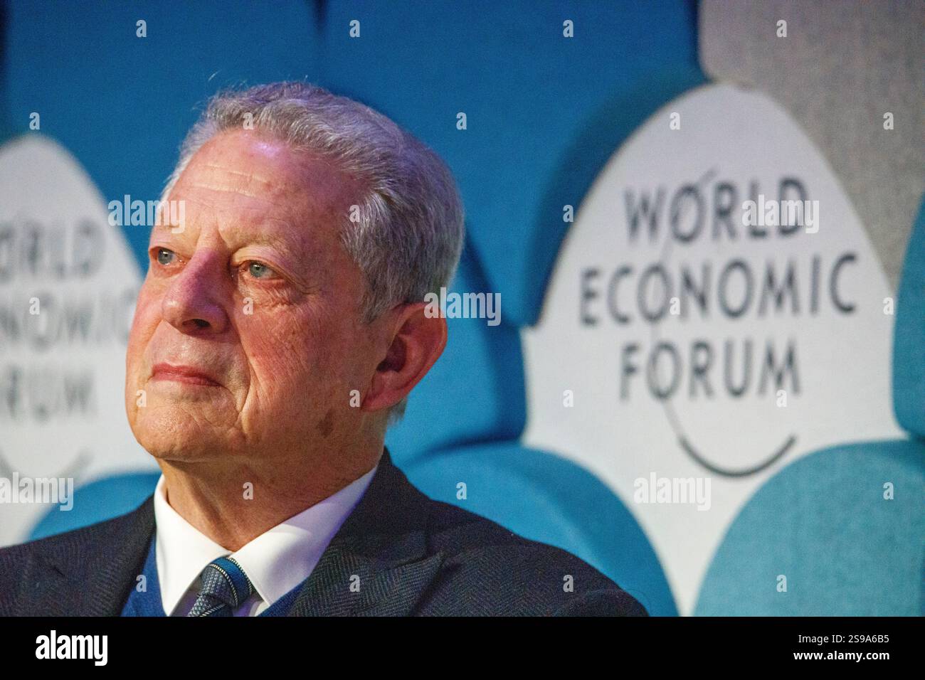 Davos, Suisse. 23 janvier 2025. L'ancien vice-président américain Al Gore prend la parole lors du panel « Nouveau trilemme - climat, développement et classe moyenne » lors du Forum économique mondial annuel à Davos. Le WEF - Forum économique mondial, fondé par Klaus Schwab en 1971, tient sa réunion annuelle à Davos, en Suisse, réunissant des dirigeants mondiaux pour discuter des questions économiques, sociales et environnementales. Connu pour son influence et son approche des sujets d'actualité, le forum est également critiqué pour son élitisme perçu et ses résultats tangibles limités. Crédit : Orjan Ellingvag/Alamy Live News Banque D'Images