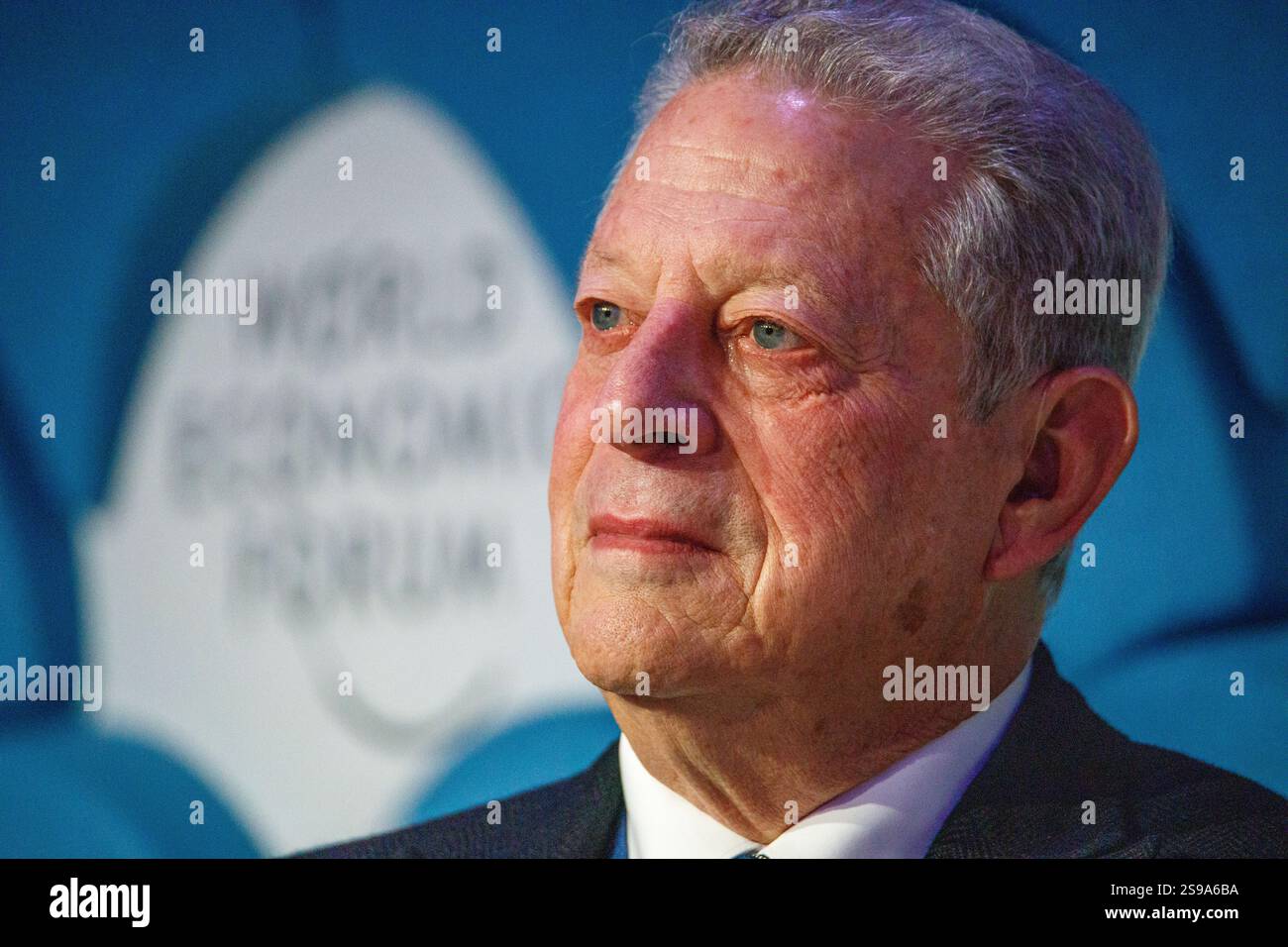 Davos, Suisse. 23 janvier 2025. L'ancien vice-président américain Al Gore prend la parole lors du panel « Nouveau trilemme - climat, développement et classe moyenne » lors du Forum économique mondial annuel à Davos. Le WEF - Forum économique mondial, fondé par Klaus Schwab en 1971, tient sa réunion annuelle à Davos, en Suisse, réunissant des dirigeants mondiaux pour discuter des questions économiques, sociales et environnementales. Connu pour son influence et son approche des sujets d'actualité, le forum est également critiqué pour son élitisme perçu et ses résultats tangibles limités. Crédit : Orjan Ellingvag/Alamy Live News Banque D'Images