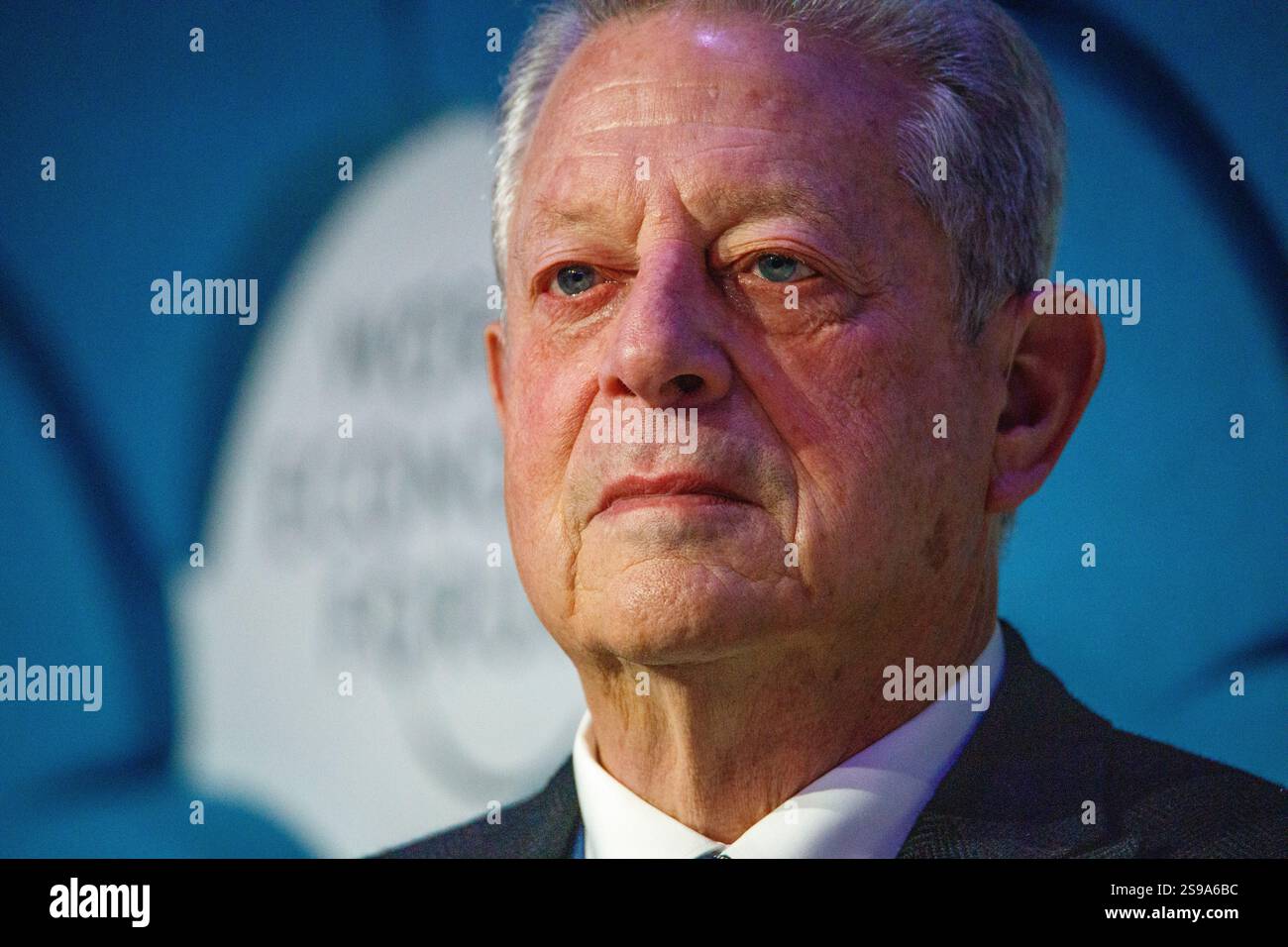Davos, Suisse. 23 janvier 2025. L'ancien vice-président américain Al Gore prend la parole lors du panel « Nouveau trilemme - climat, développement et classe moyenne » lors du Forum économique mondial annuel à Davos. Le WEF - Forum économique mondial, fondé par Klaus Schwab en 1971, tient sa réunion annuelle à Davos, en Suisse, réunissant des dirigeants mondiaux pour discuter des questions économiques, sociales et environnementales. Connu pour son influence et son approche des sujets d'actualité, le forum est également critiqué pour son élitisme perçu et ses résultats tangibles limités. Crédit : Orjan Ellingvag/Alamy Live News Banque D'Images