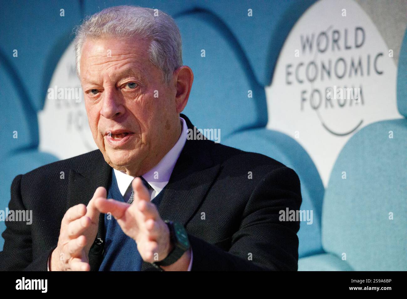 Davos, Suisse. 23 janvier 2025. L'ancien vice-président américain Al Gore prend la parole lors du panel « Nouveau trilemme - climat, développement et classe moyenne » lors du Forum économique mondial annuel à Davos. Le WEF - Forum économique mondial, fondé par Klaus Schwab en 1971, tient sa réunion annuelle à Davos, en Suisse, réunissant des dirigeants mondiaux pour discuter des questions économiques, sociales et environnementales. Connu pour son influence et son approche des sujets d'actualité, le forum est également critiqué pour son élitisme perçu et ses résultats tangibles limités. Crédit : Orjan Ellingvag/Alamy Live News Banque D'Images