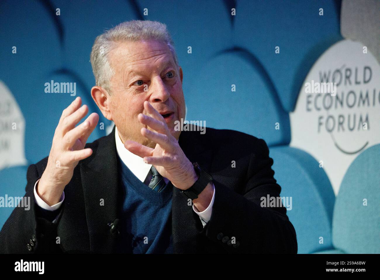 Davos, Suisse. 23 janvier 2025. L'ancien vice-président américain Al Gore prend la parole lors du panel « Nouveau trilemme - climat, développement et classe moyenne » lors du Forum économique mondial annuel à Davos. Le WEF - Forum économique mondial, fondé par Klaus Schwab en 1971, tient sa réunion annuelle à Davos, en Suisse, réunissant des dirigeants mondiaux pour discuter des questions économiques, sociales et environnementales. Connu pour son influence et son approche des sujets d'actualité, le forum est également critiqué pour son élitisme perçu et ses résultats tangibles limités. Crédit : Orjan Ellingvag/Alamy Live News Banque D'Images