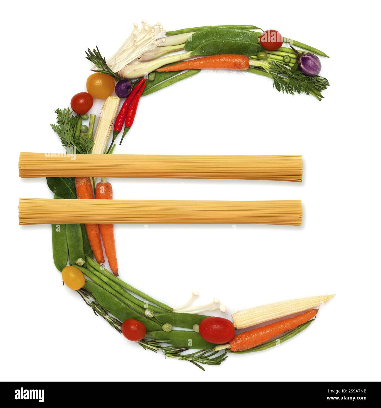 Le signe euro est fabriqué à partir de légumes crus frais et sains avec deux piles de pâtes au centre Banque D'Images