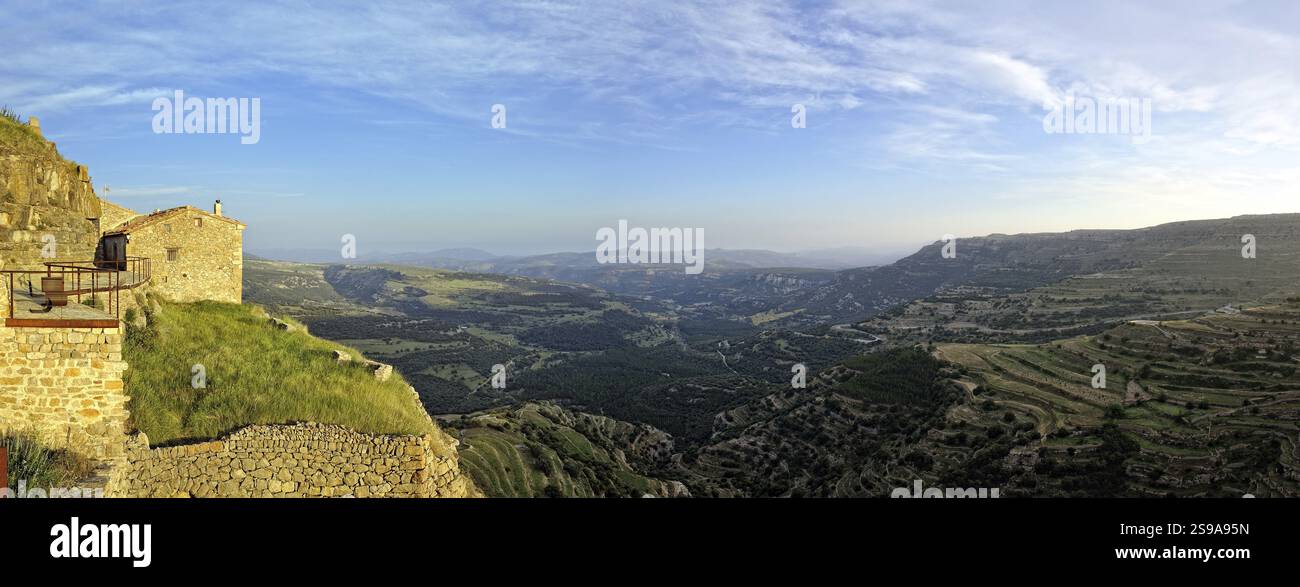 Petite vieille ville espagnole avec vue sur les montagnes. Ares en Espagne. Vue panoramique Banque D'Images