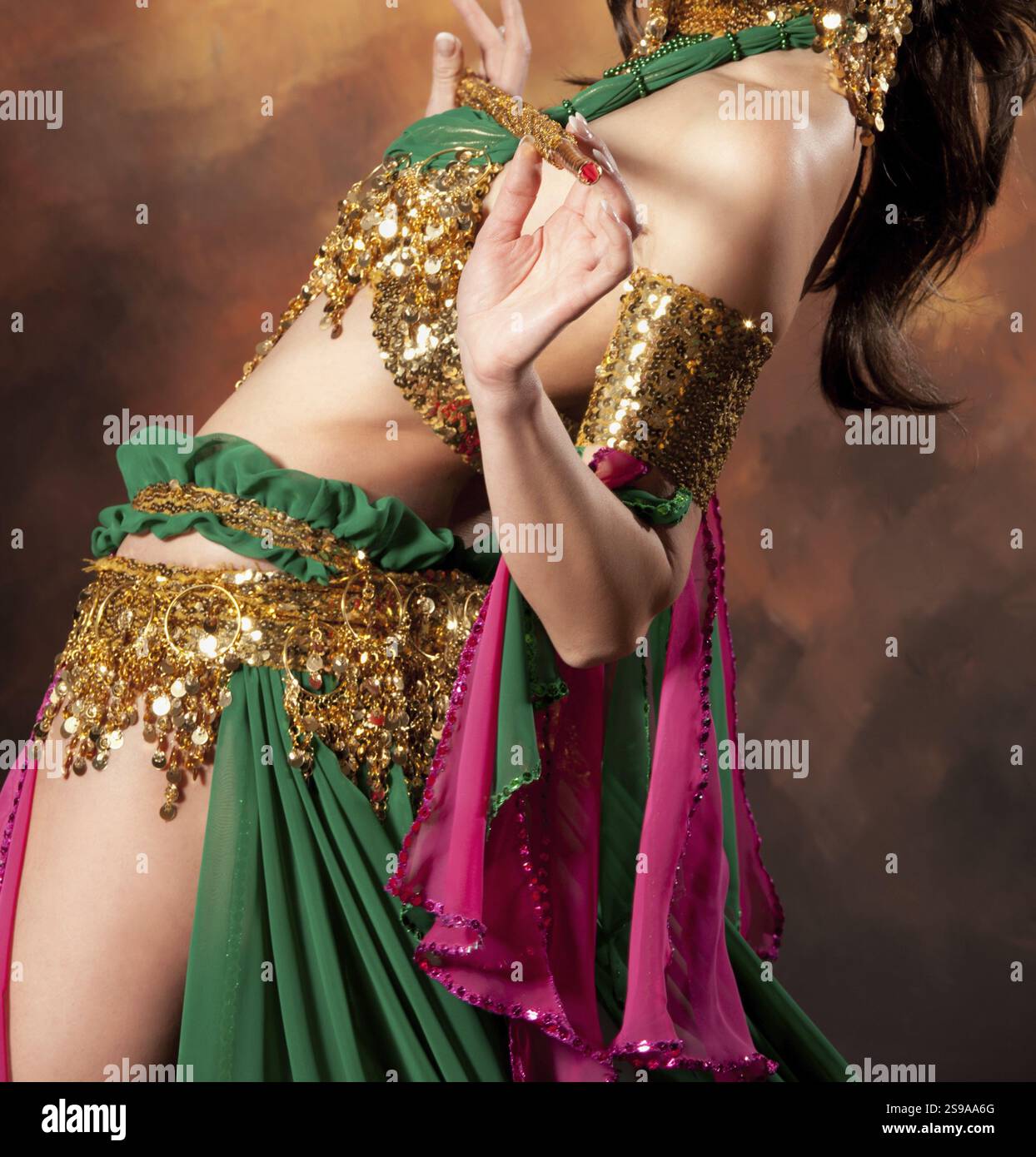 Belle danseuse du ventre exotique femme un costume rouge-vert Banque D'Images
