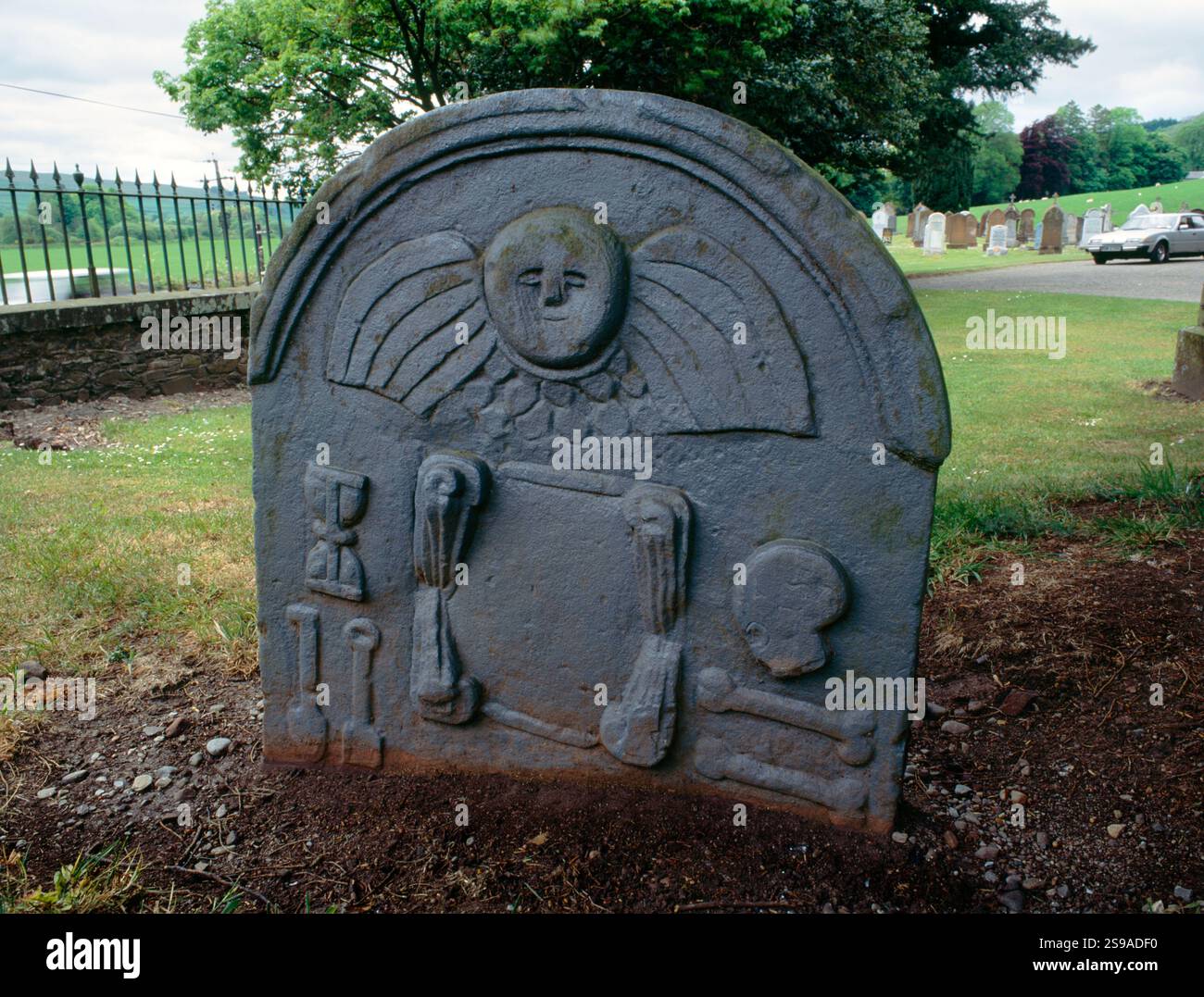 Pierre tombale à John McUbin, qui est mort à 100 ans. Kirkland Churchyard, Moniaivie, Nithsdale, Dumfries et Galloway. Banque D'Images
