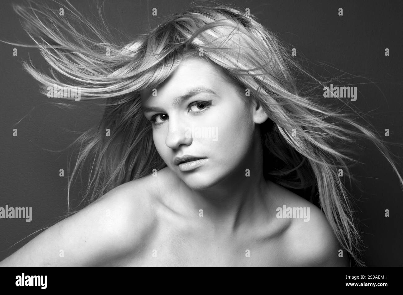 Portrait d'une belle femme aux cheveux volants. Peinture monochrome, selon Petersburg, Russie, Europe Banque D'Images