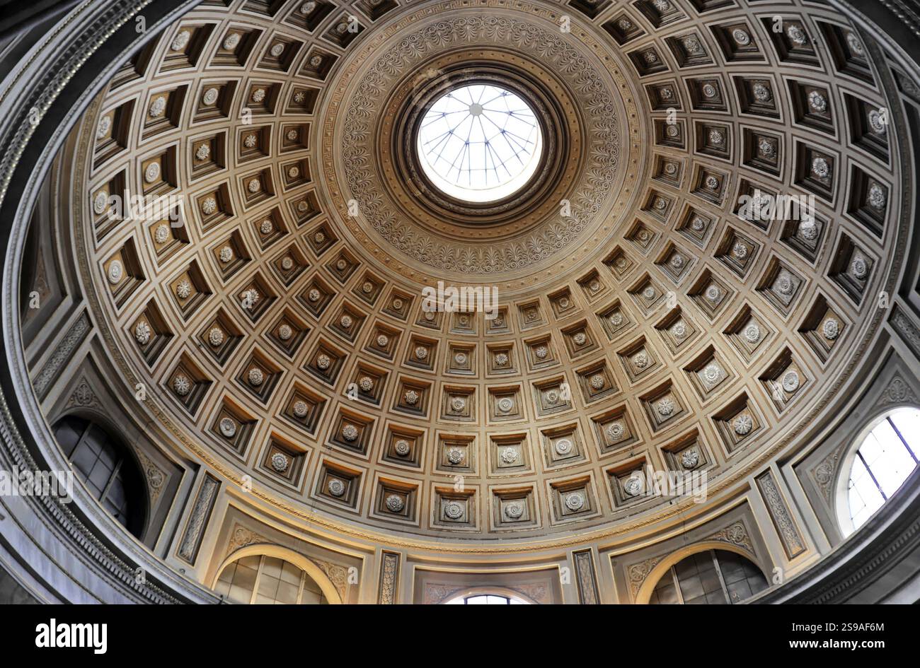 Temple du Panthéon avec le trou sur le toit à Rome, Latium en Italie, impressionnant dôme intérieur avec des motifs classiques et la lumière entrant par le Banque D'Images