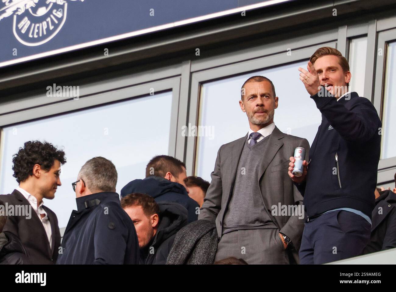 25 janvier 2025, Saxe, Leipzig : Football : Bundesliga, RB Leipzig - Bayer Leverkusen, Journée 19, Red Bull Arena. Johann Plenge (R), directeur général de RB Leipzig GmbH, s'entretient avec Aleksander Ceferin, président de l'UEFA, dans les tribunes, avec l'entraîneur national Julian Nagelsmann à gauche. Photo : Jan Woitas/dpa - NOTE IMPORTANTE : conformément aux règlements de la DFL German Football League et de la DFB German Football Association, il est interdit d'utiliser ou de faire utiliser des photographies prises dans le stade et/ou du match sous forme d'images séquentielles et/ou de séries de photos de type vidéo. Banque D'Images