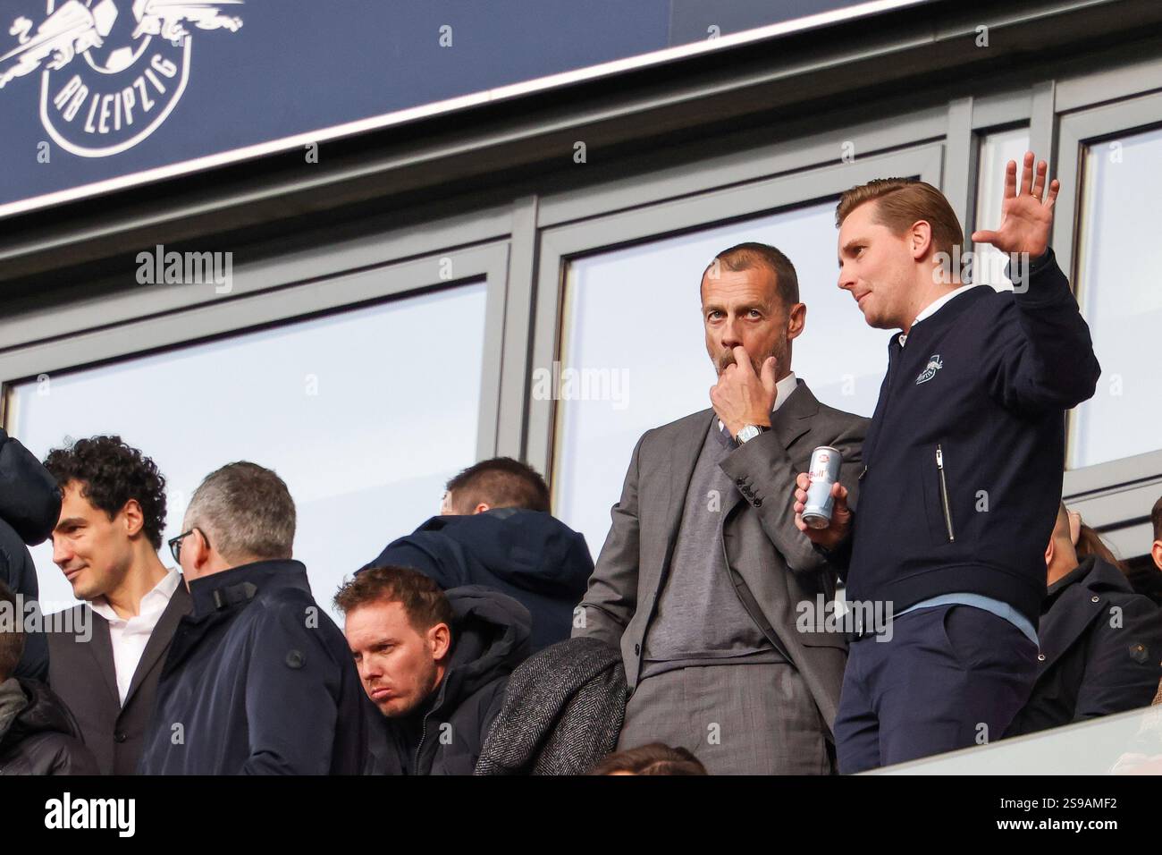 25 janvier 2025, Saxe, Leipzig : Football : Bundesliga, RB Leipzig - Bayer Leverkusen, Journée 19, Red Bull Arena. Johann Plenge (R), directeur général de RB Leipzig GmbH, s'entretient avec Aleksander Ceferin, président de l'UEFA, dans les tribunes, avec l'entraîneur national Julian Nagelsmann à gauche. Photo : Jan Woitas/dpa - NOTE IMPORTANTE : conformément aux règlements de la DFL German Football League et de la DFB German Football Association, il est interdit d'utiliser ou de faire utiliser des photographies prises dans le stade et/ou du match sous forme d'images séquentielles et/ou de séries de photos de type vidéo. Banque D'Images