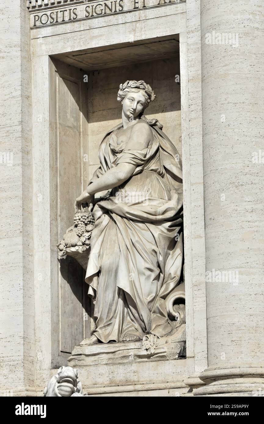 Fontaine de Trevi, architecte Nicola Salvi, Rome, Latium, Fontana di Trevi, Italie, sculpture féminine baroque avec une couronne et des fleurs à la main, Rome, Louisiane Banque D'Images Fontaine de Trevi, architecte Nicola Salvi, Rome, Latium, Fontana di Trevi, Italie, sculpture féminine baroque avec une couronne et des fleurs à la main, Rome, Louisiane Banque D'Images