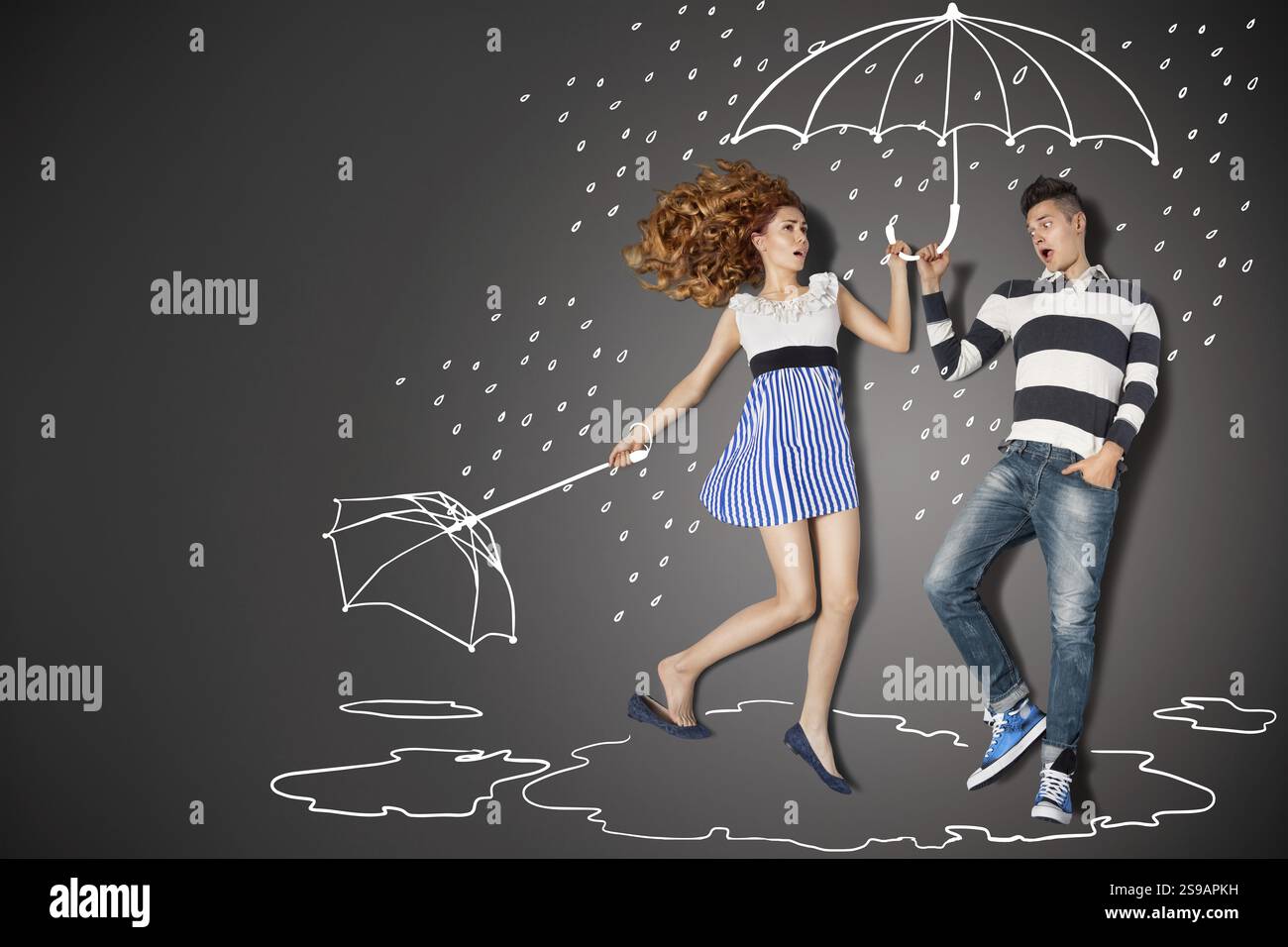 Heureux Valentines concept d'histoire d'amour d'un couple romantique sous la pluie contre fond de dessins à la craie Banque D'Images