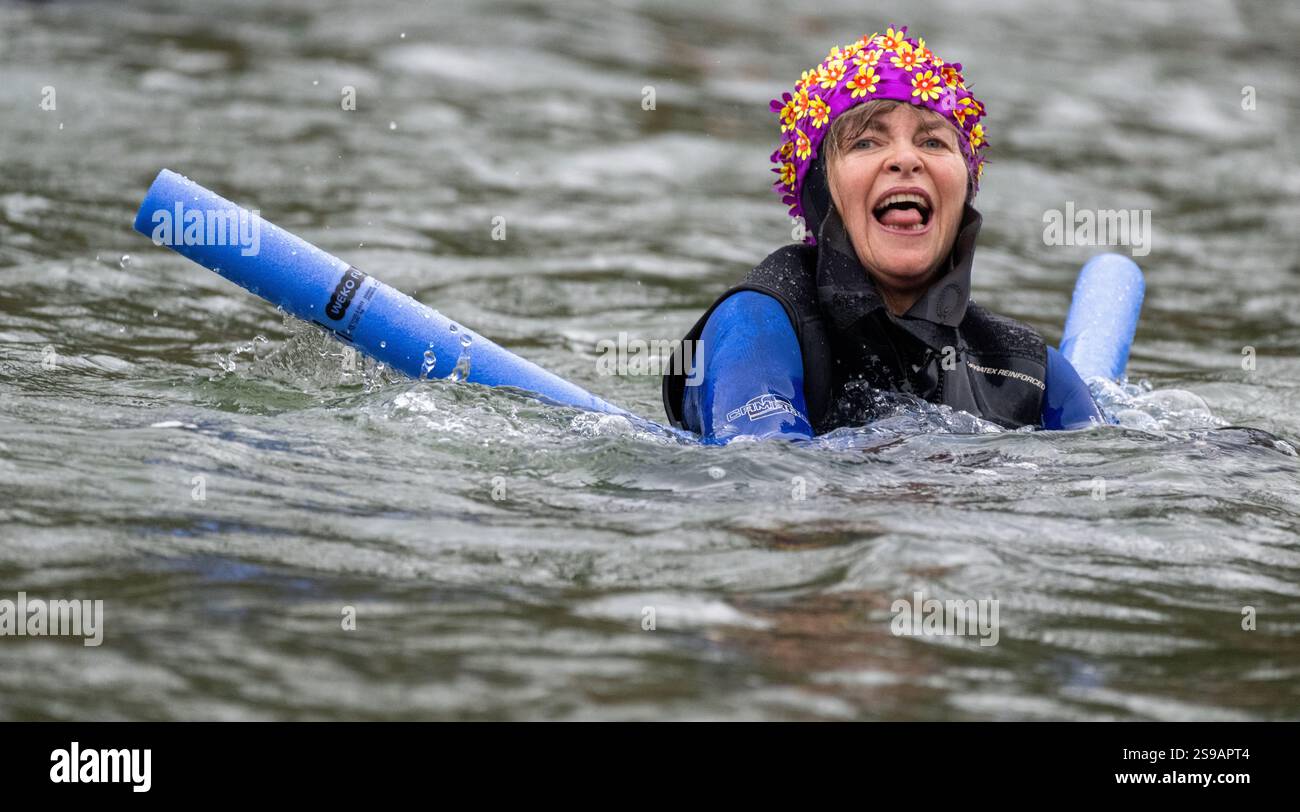 25 janvier 2025, Bavière, Neuburg a.d.Donau : riant, une femme en combinaison se tient à flot avec une nouille nageuse à la 54e nage sur le Danube. Chaque année, le Danube Swim attire environ 2000 participants de toute l'Allemagne et de nombreuses régions d'Europe à Neubourg. La nage de quatre kilomètres est couverte de costumes et de compagnons d'eau imaginatifs. Photo : Stefan Puchner/dpa Banque D'Images