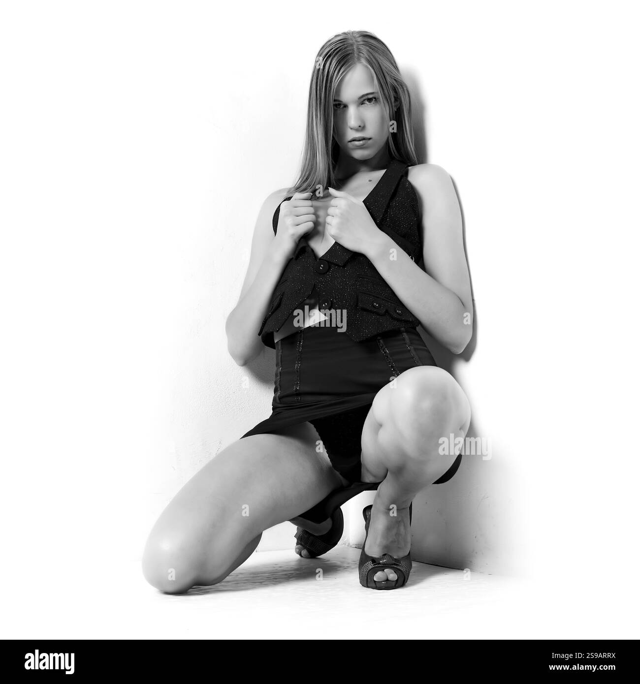 Portrait d'une belle femme dans un studio. Noir et blanc, Saint-Pétersbourg, Russie, Europe Banque D'Images
