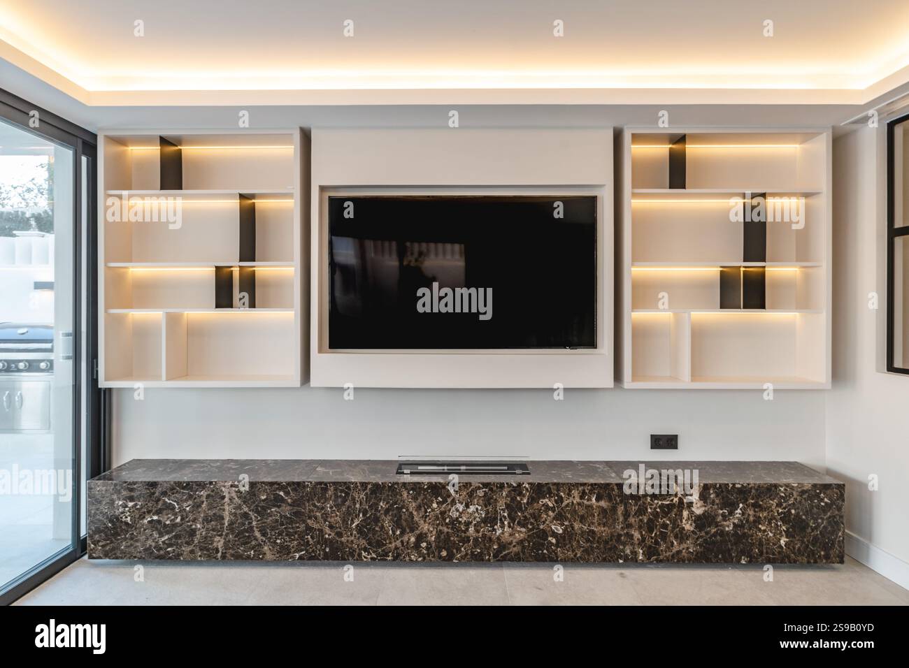 une image de rayonnage de luxe et de système de divertissement dans l'immobilier de villa méditerranéenne Banque D'Images