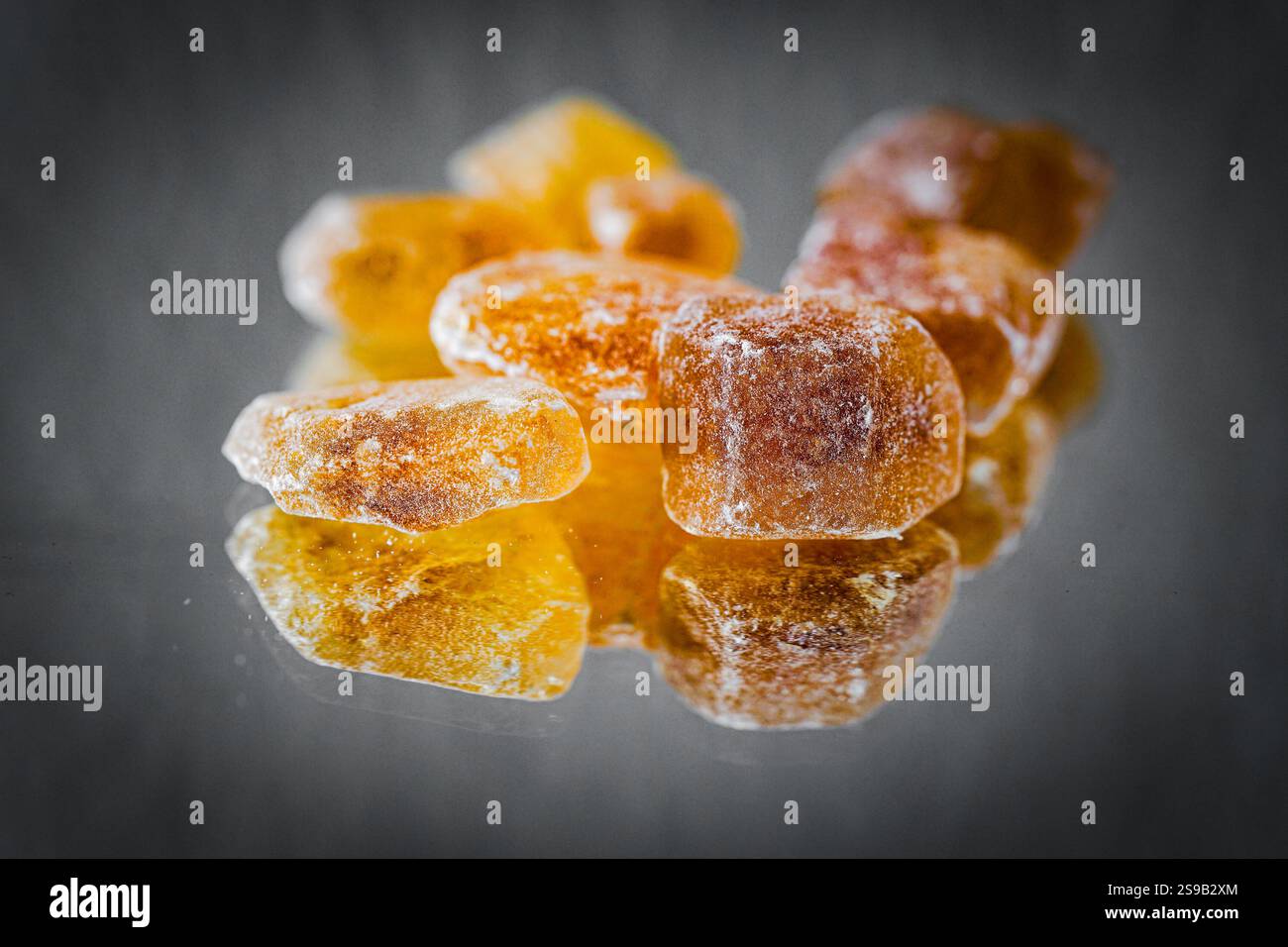 Détail de sucre brun rock Candy kandis sur un fond neutre Banque D'Images