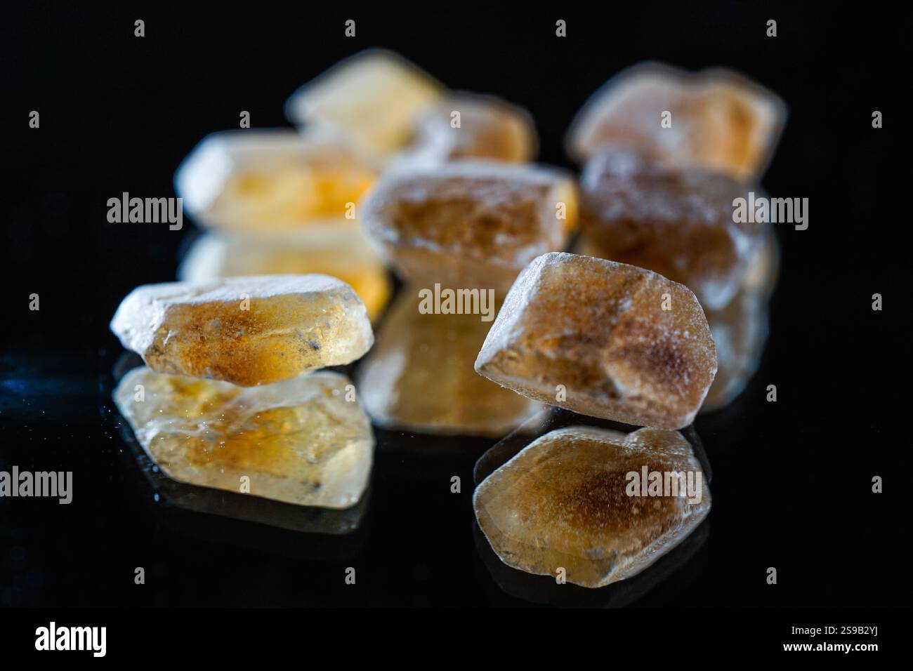 Détail de sucre brun rock Candy kandis sur un fond neutre Banque D'Images