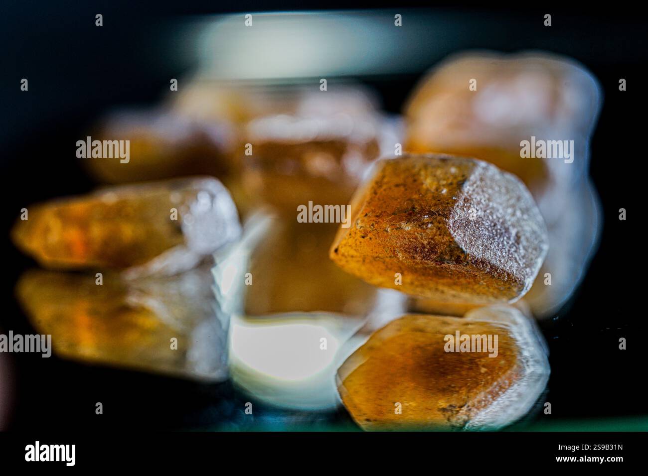 Détail de sucre brun rock Candy kandis sur un fond neutre Banque D'Images