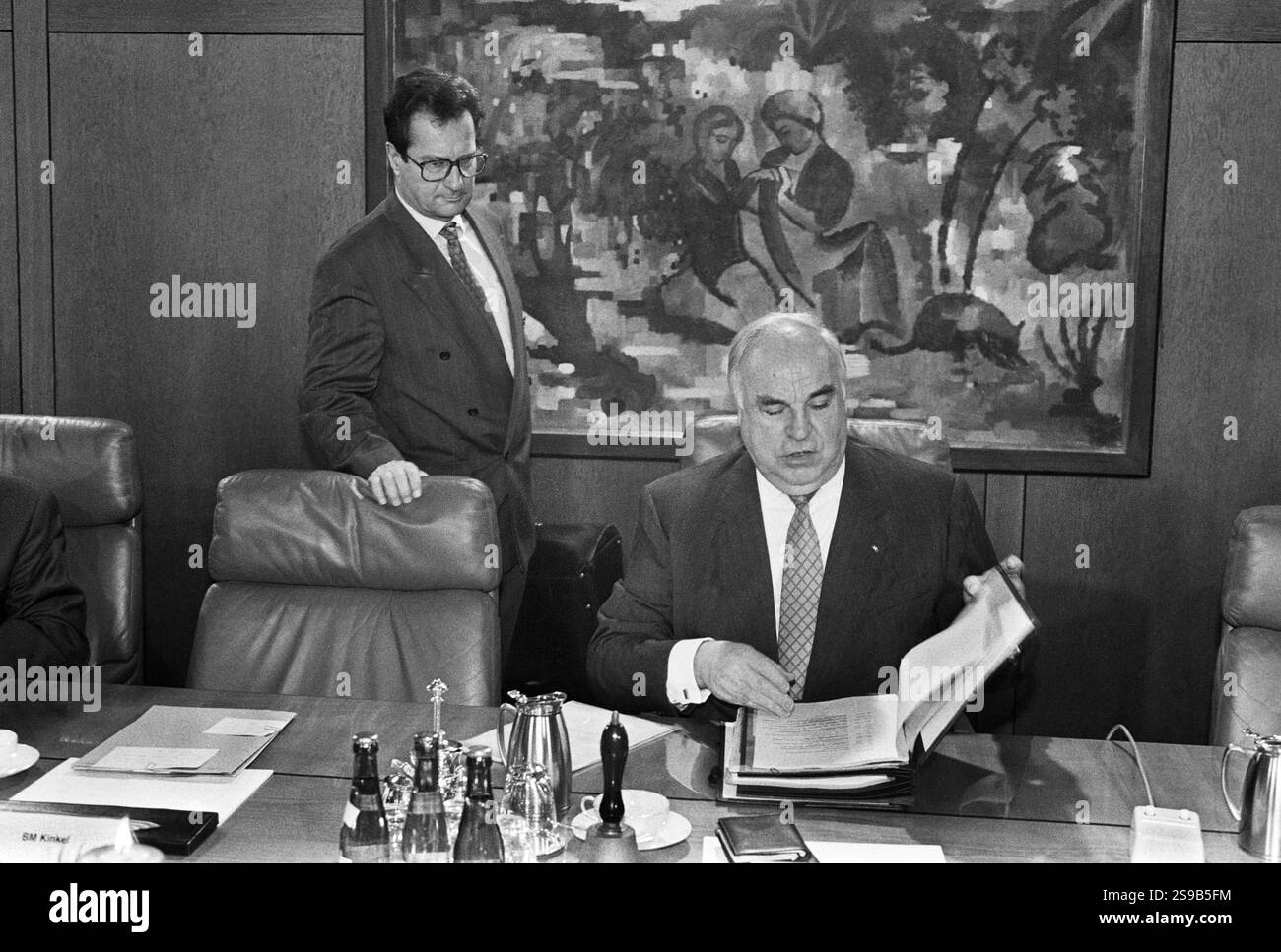 Deutschland, Bonn 01.12.1994 Archiv. : 51-02-09 Kabinettssitzung Foto : Bundeskanzler Helmut Kohl und Bundesaußenminister Klaus Kinkel Kabinettssitzung *** Allemagne, Bonn 01 12 1994 Archive 51 02 09 Réunion du Cabinet photo le Chancelier fédéral Helmut Kohl et le Ministre fédéral des Affaires étrangères Klaus Kinkel Réunion du Cabinet Banque D'Images