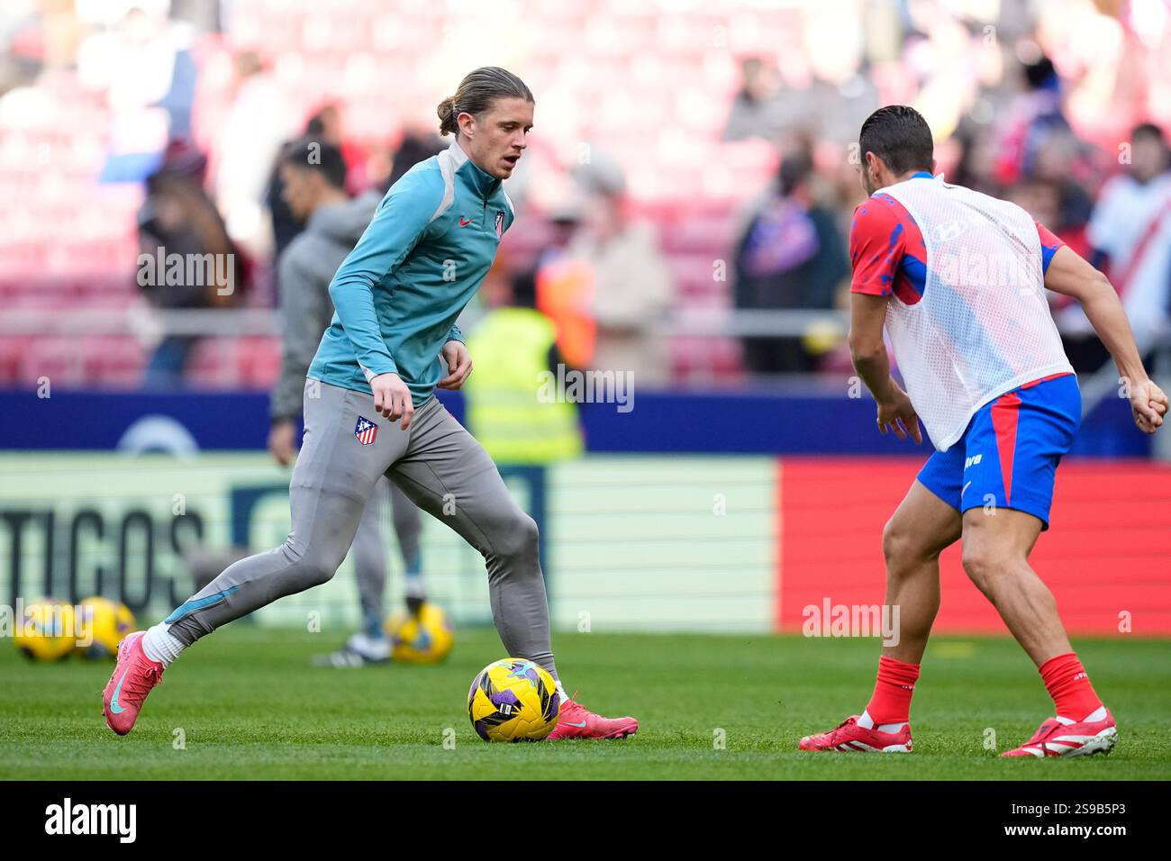 Conor Gallagher of Atletico de Madrid warms up during the Spanish League, LaLiga EA Sports, football match played between Atletico de Madrid and Villarreal CF at Riyadh Air Metropolitano stadium on January 25, 2025, in Madrid, Spain. AFP7 25/01/2025 (Europa Press via AP) Banque D'Images