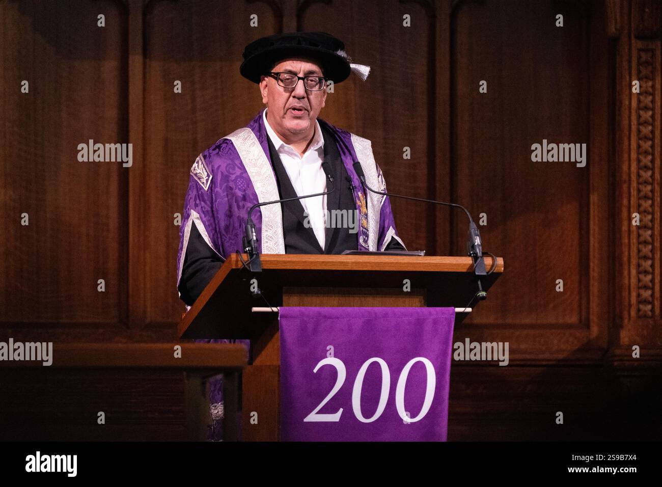 Nazir Afzal OBE Chancelier de l’Université de Manchester ancien procureur de la Couronne pour le Nord-Ouest de l’Angleterre. Parler à Manchester graduation cere Banque D'Images