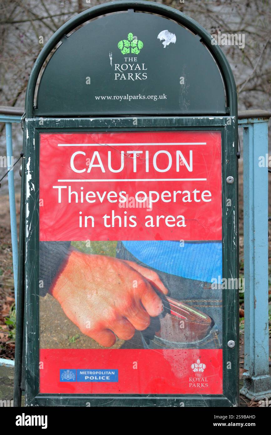 Panneau d'avertissement des parcs royaux avertissant contre les voleurs opérant dans la région Banque D'Images