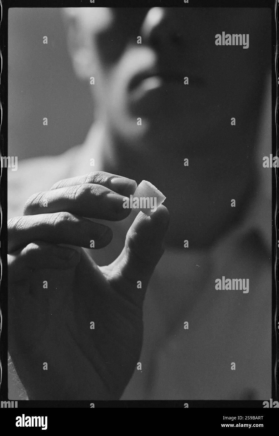 Gros plan de la main d'un homme tenant un cube de sucre contenant le médicament psychédélique LSD, Washington, District de Columbia, 27 septembre 1967. Photo de Marion S Trikosko/U S News and World Report Magazine Collection Banque D'Images