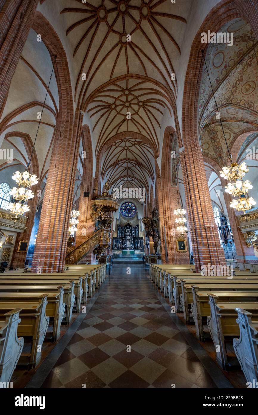 Stockholm, Suède - 2 août 2024 : Storkyrkan (cathédrale de Stockholm) ou Sankt Nikolai kyrka (église Saint-Nicolas) Banque D'Images