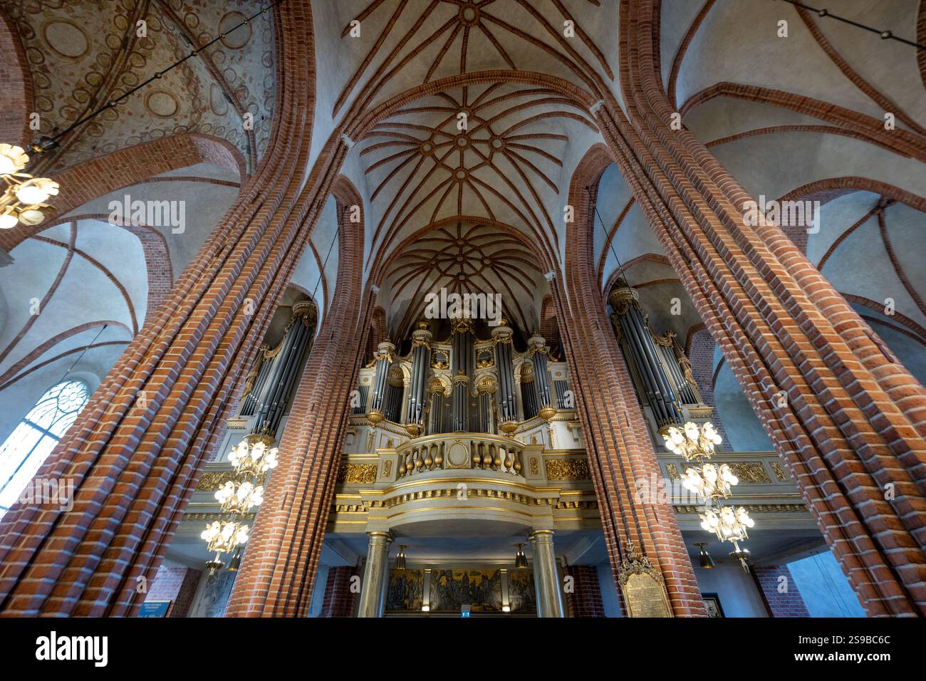 Stockholm, Suède - 2 août 2024 : Storkyrkan (cathédrale de Stockholm) ou Sankt Nikolai kyrka (église Saint-Nicolas) Banque D'Images