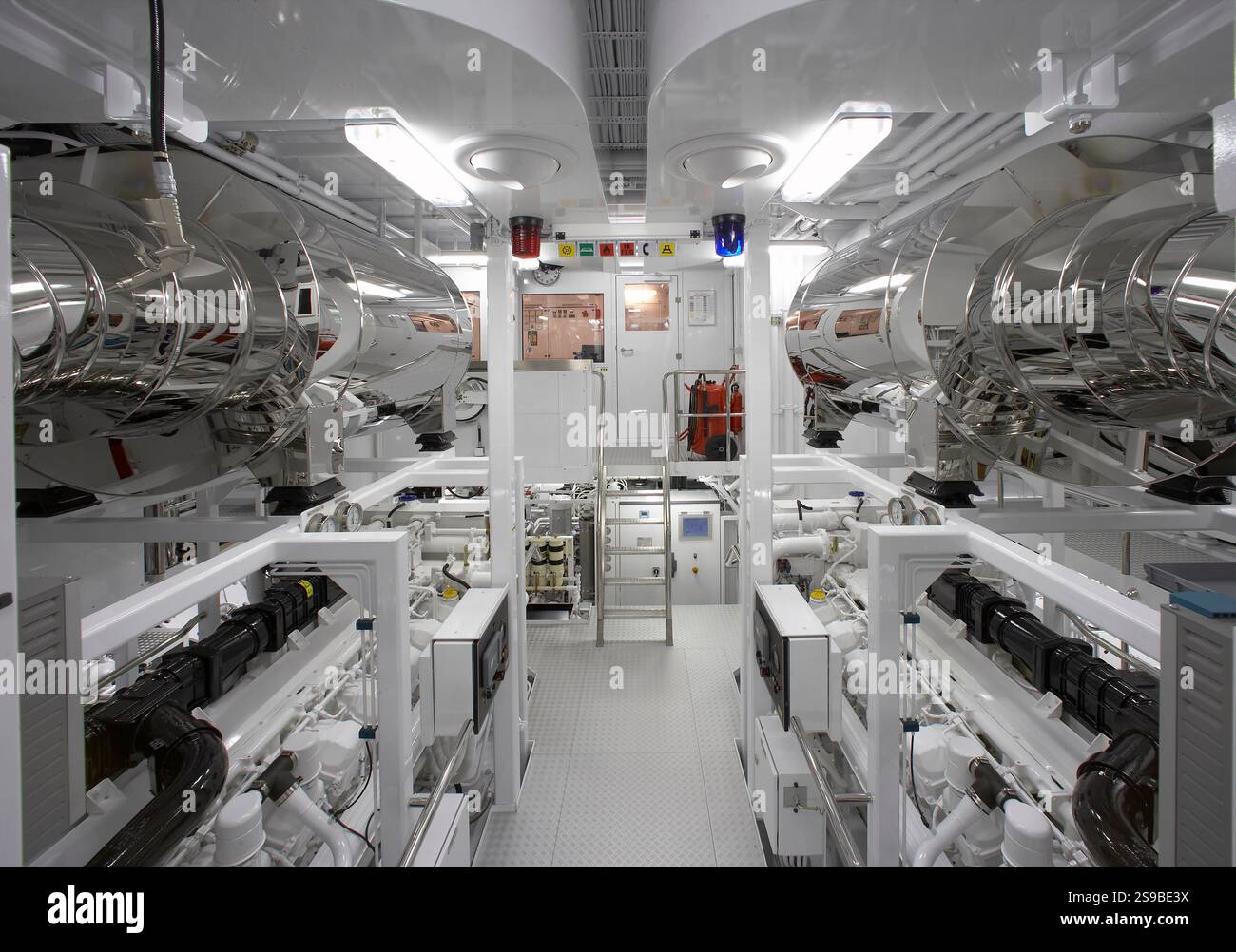 Salle des moteurs de yacht moderne de Feadship, Callisto avec équipement brillant avancé et design d'intérieur blanc Banque D'Images