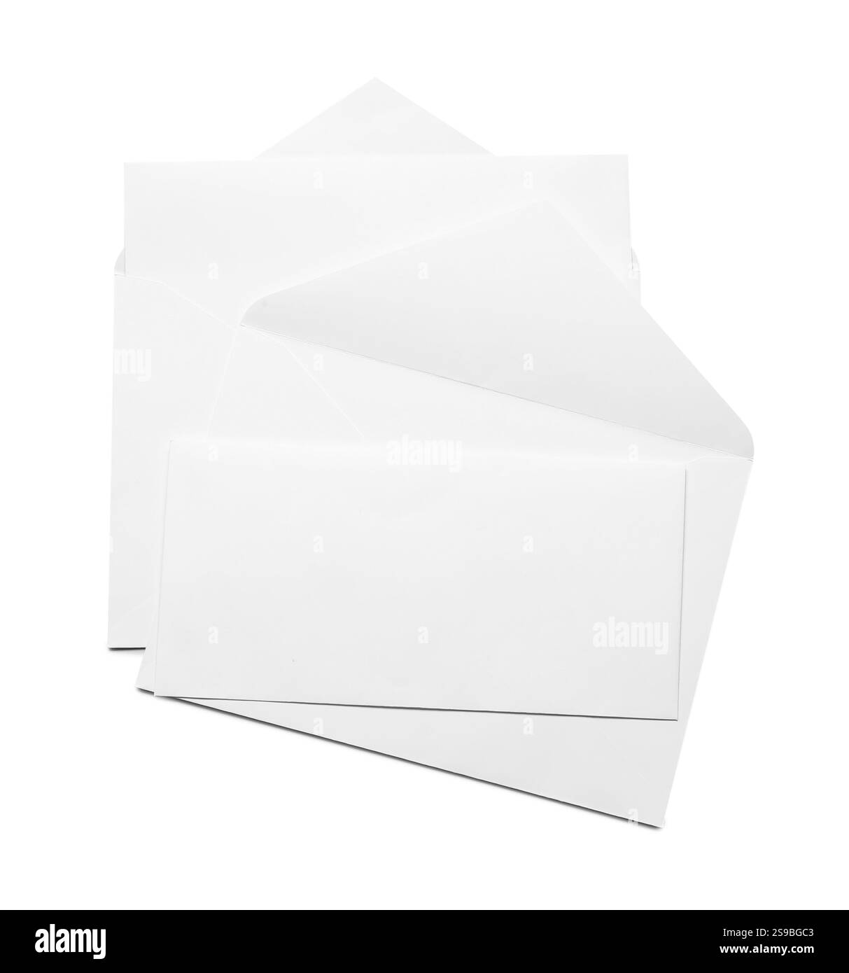 Enveloppes avec cartes isolées sur blanc, vue de dessus. Maquette pour le design Banque D'Images