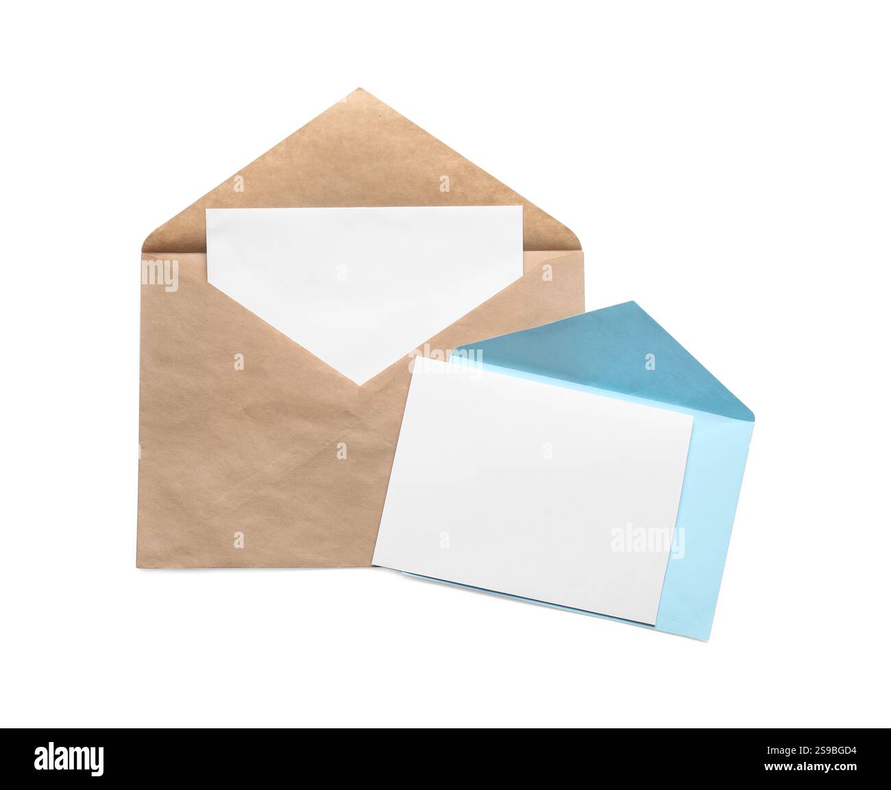 Enveloppes isolées avec des cartes sur blanc, vue de dessus. Maquette pour le design Banque D'Images