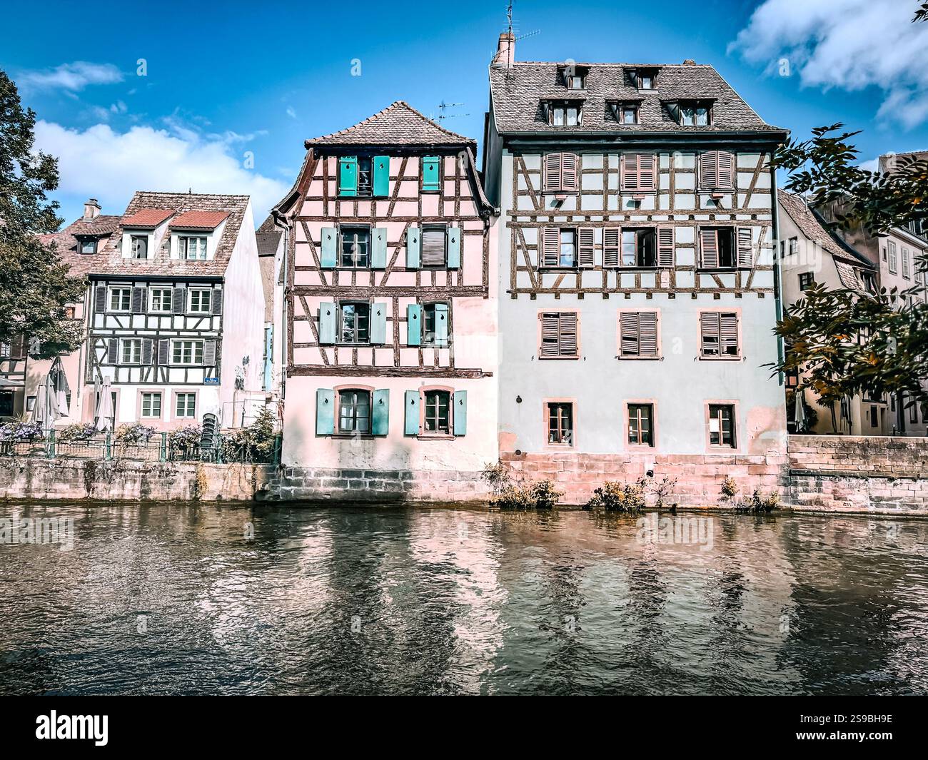 Maisons traditionnelles à colombages reflétant dans les eaux d'un canal tranquille de la petite France, Strasbourg, France. - Image de stock capturée avec un smartphone Maisons traditionnelles à colombages reflétant dans les eaux d'un canal tranquille de la petite France, Strasbourg, France. - Image de stock capturée avec un smartphone